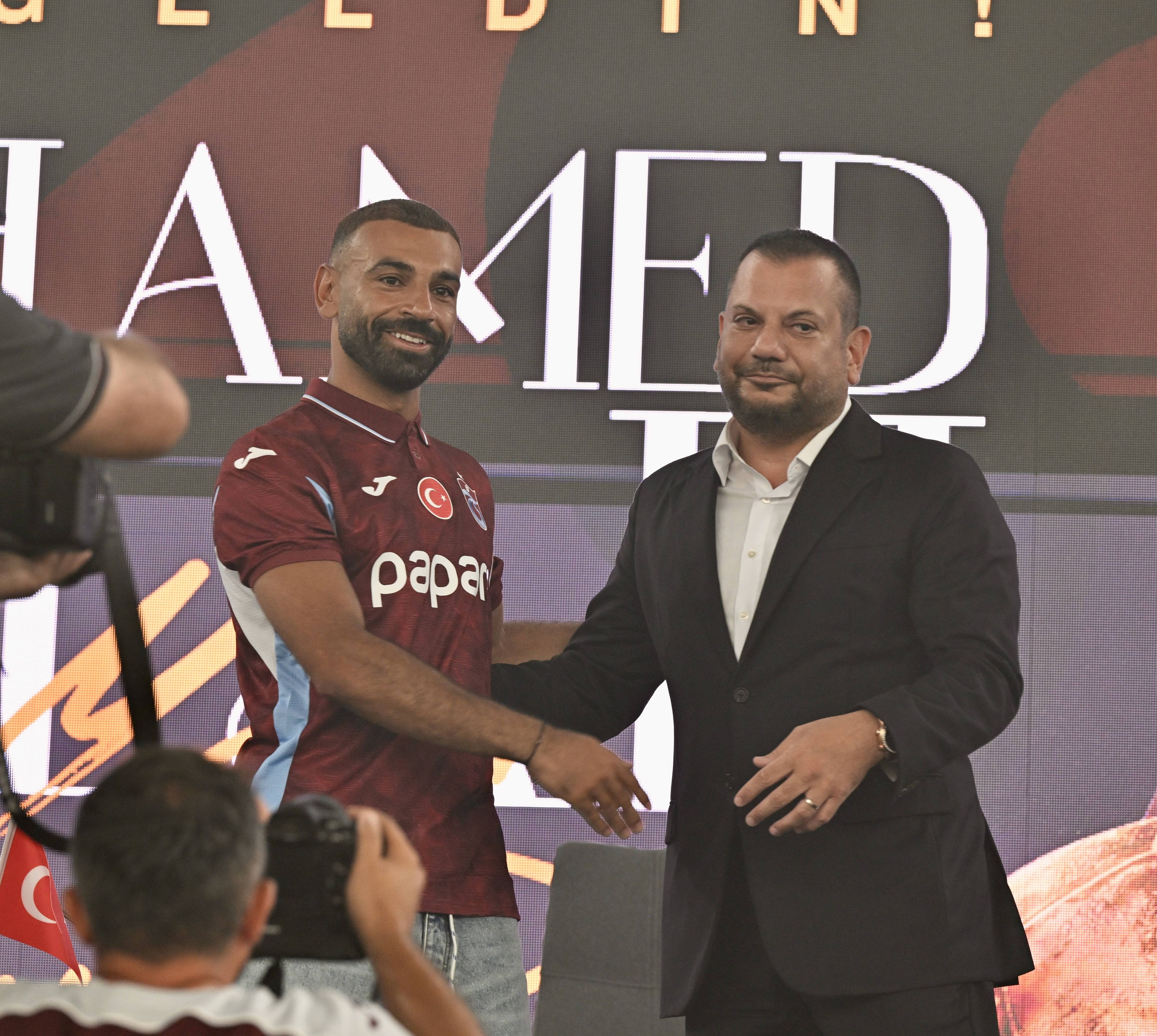 Trabzonspor-Boss Ertugrul Dogan (r.), hier mit Star Salah, muss ebenfalls pausieren.