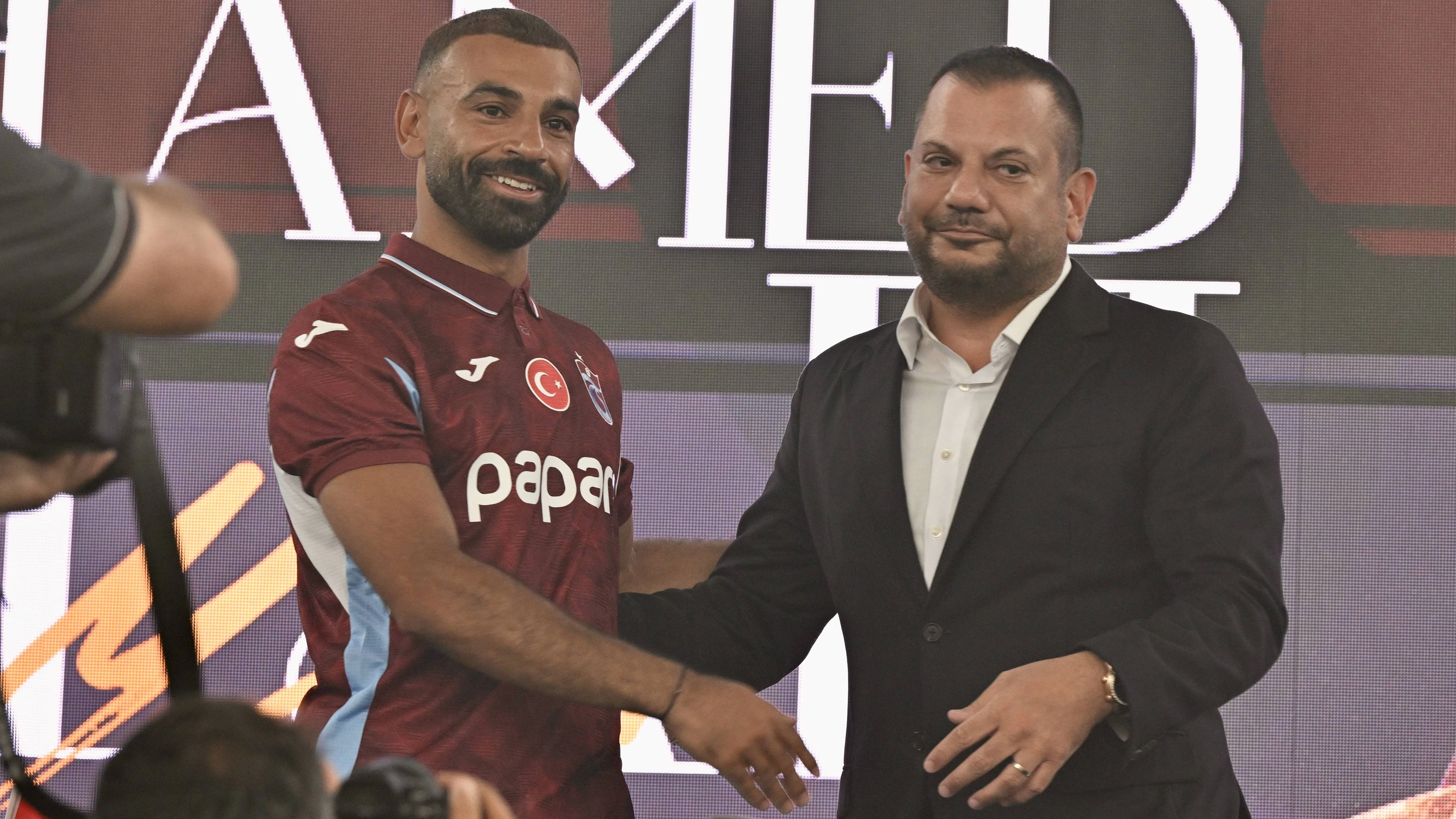 Trabzonspor-Boss Ertugrul Dogan (r.), hier mit Star Salah, muss ebenfalls pausieren.