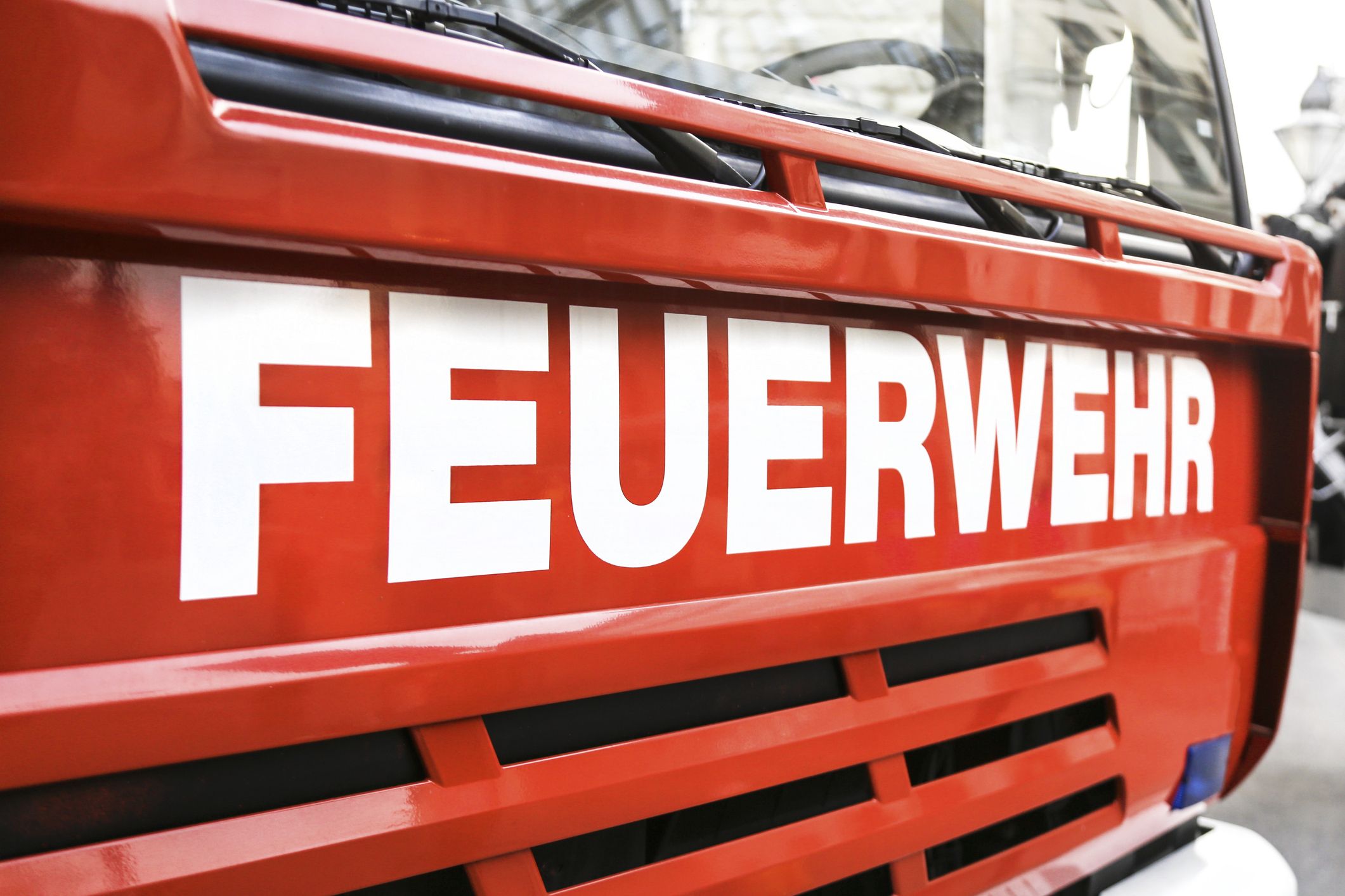 Vier Menschen wurden verletzt, die Autobahn musste gesperrt werden. (Symbolbild)