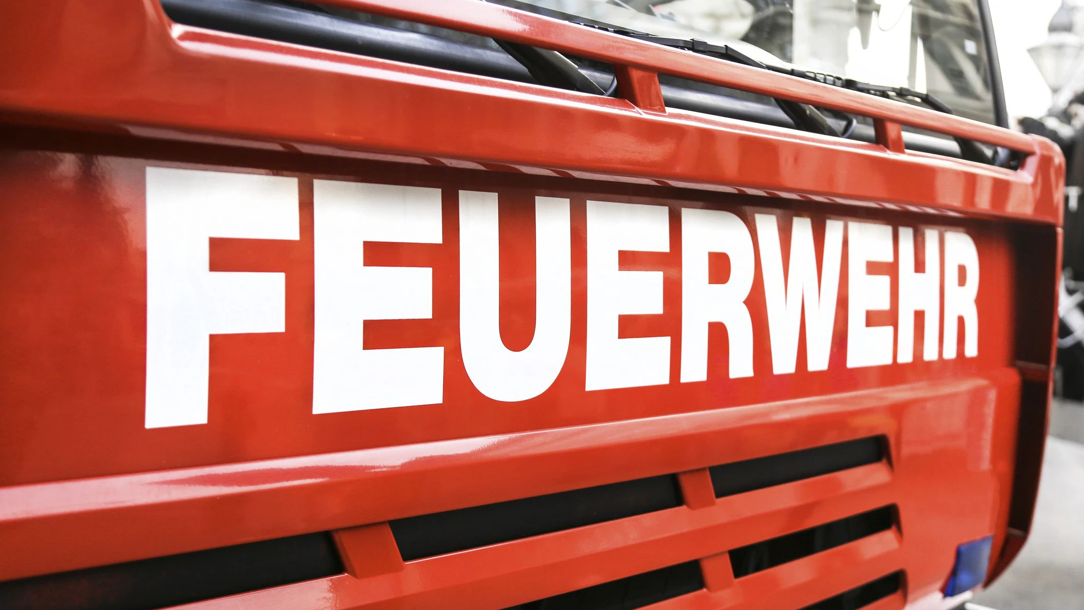 Vier Menschen wurden verletzt, die Autobahn musste gesperrt werden. (Symbolbild)