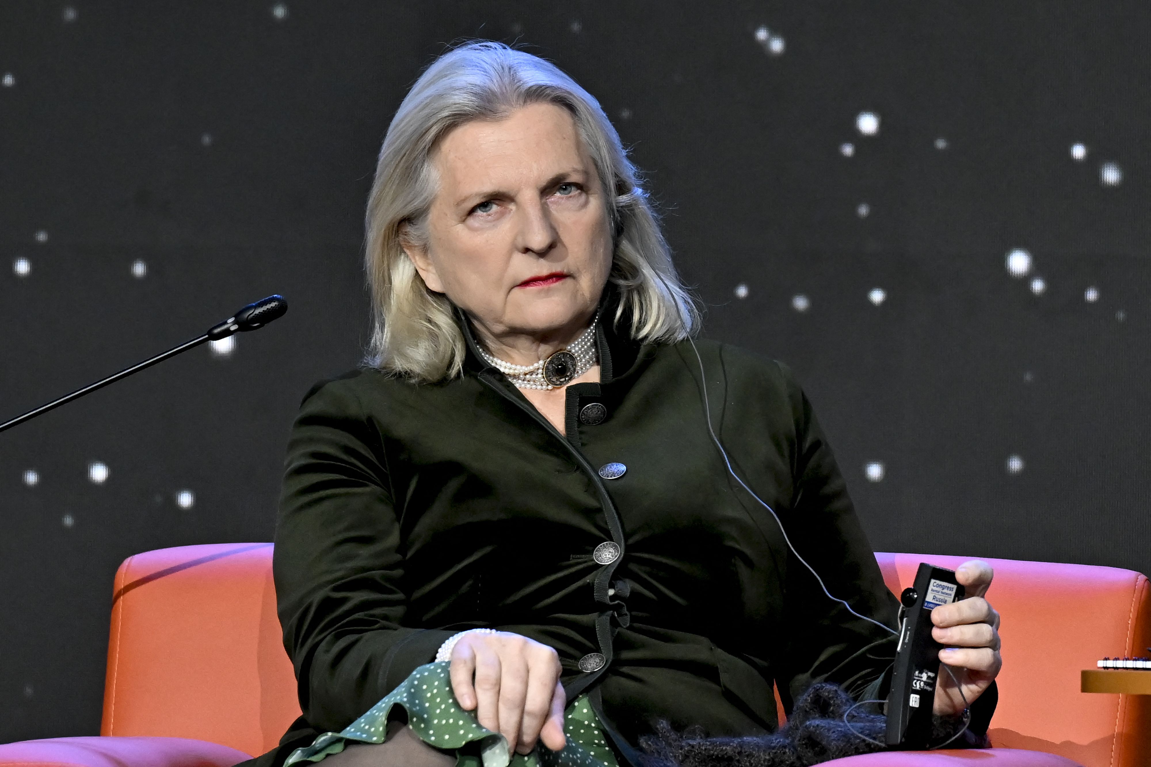 Ex-Außenministerin Karin Kneissl hat von ihrer Obdachlosigkeit in Russland gesprochen.