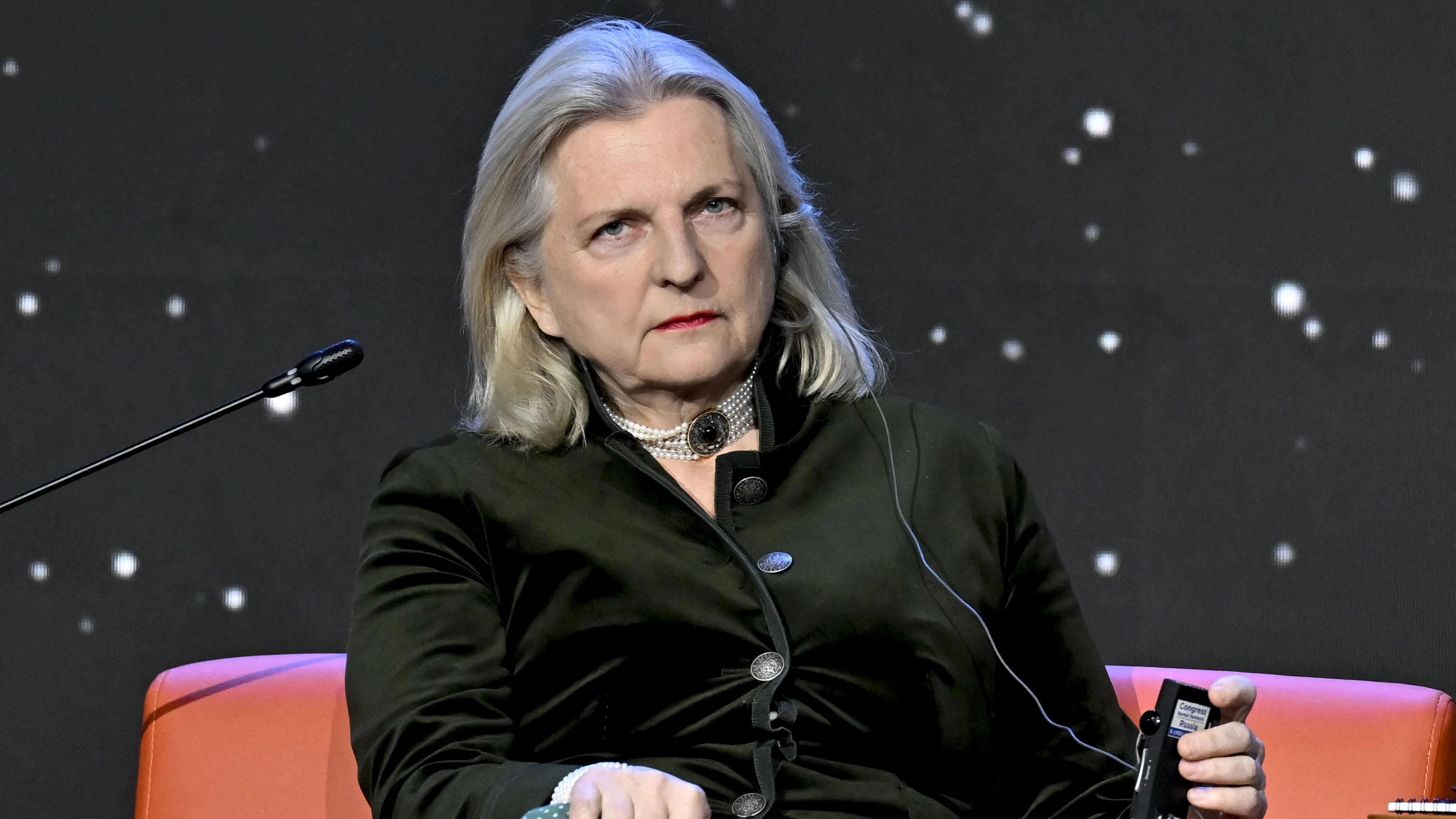 Ex-Außenministerin Karin Kneissl hat von ihrer Obdachlosigkeit in Russland gesprochen.