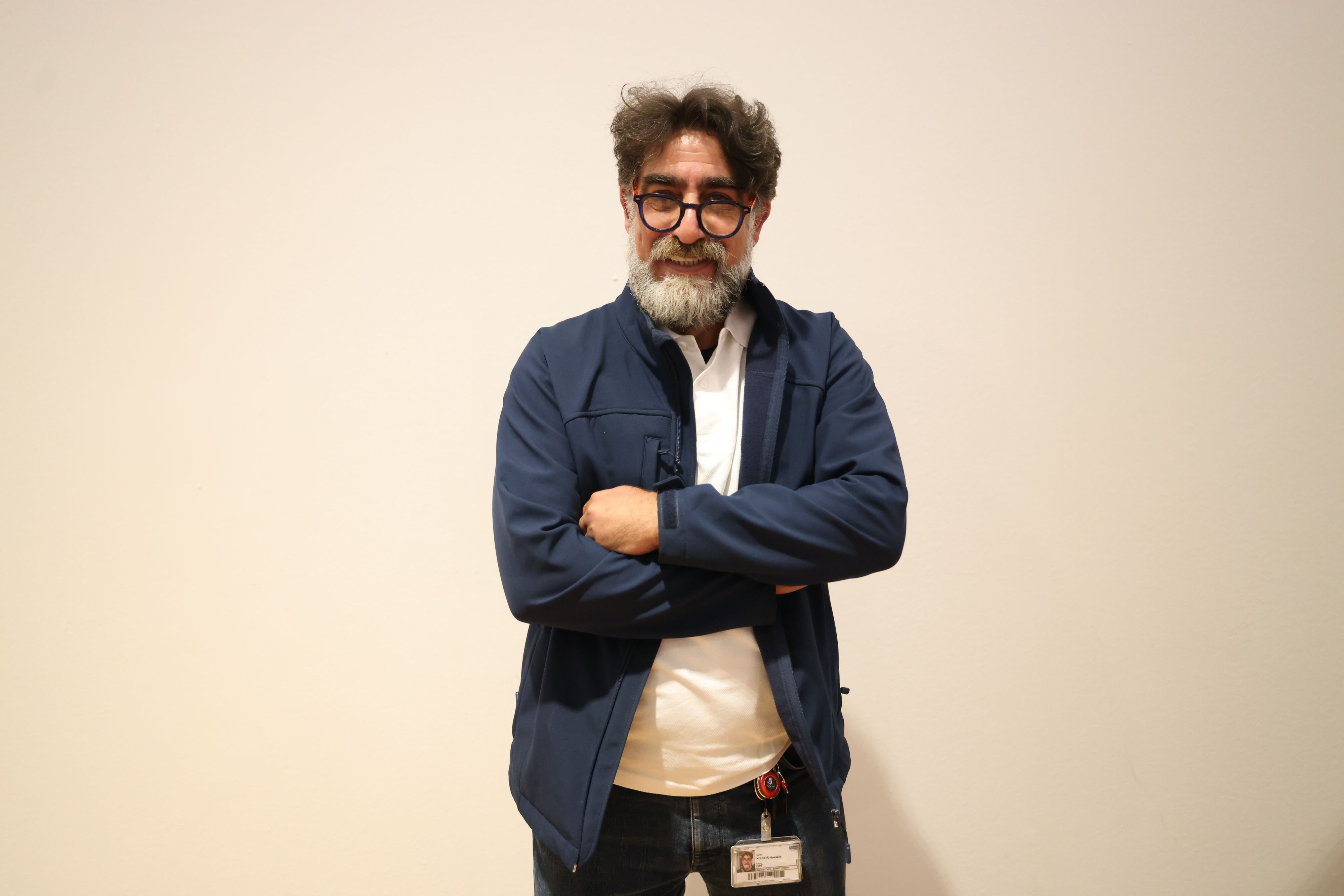 Hossein N. hat bei einem Pharmaunternehmen einen neuen Job gefunden – und freut sich.