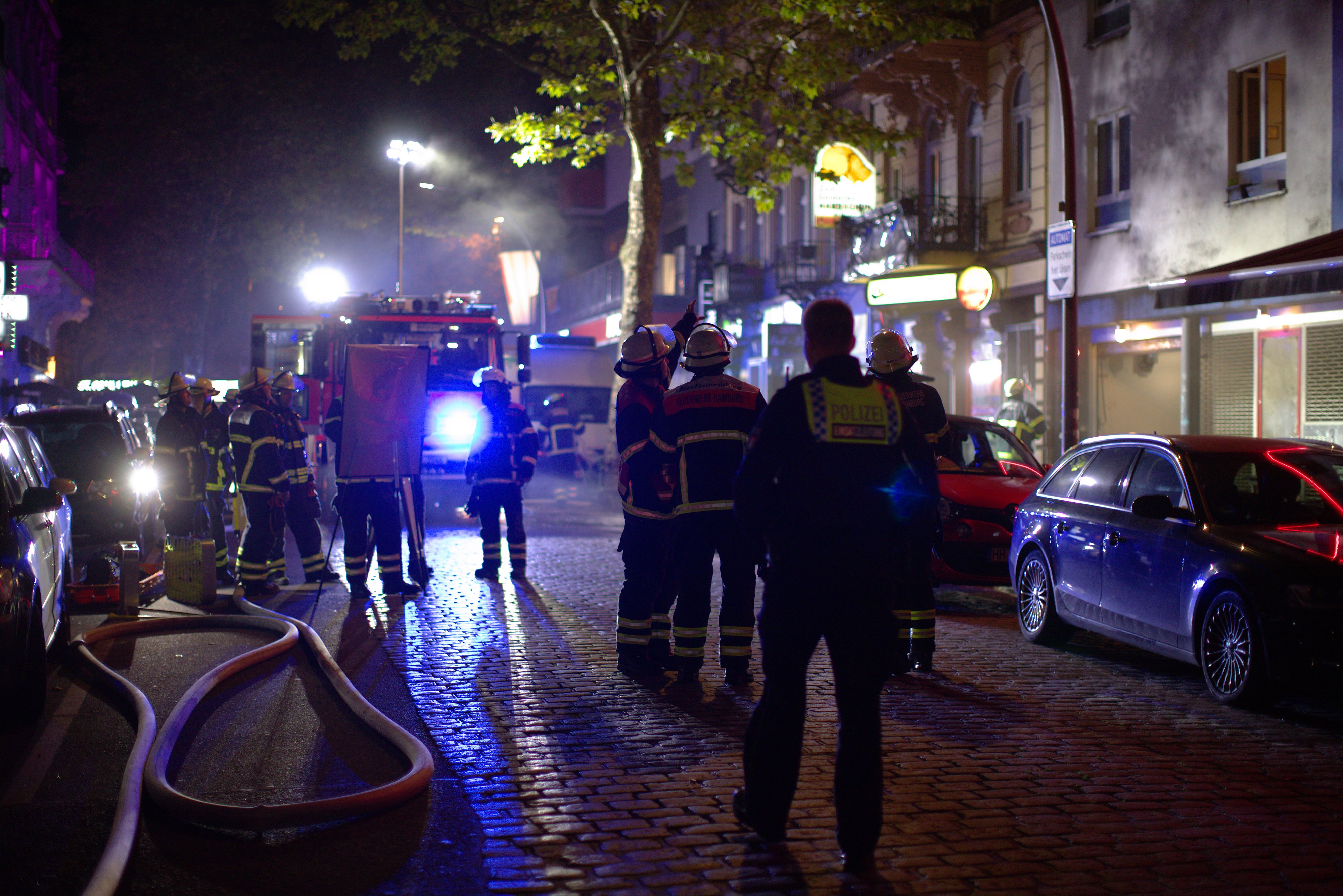 Die Feuerwehr erhöhte auf die zweite Alarmstufe und rückte mit rund 40 Einsatzkräften an.
