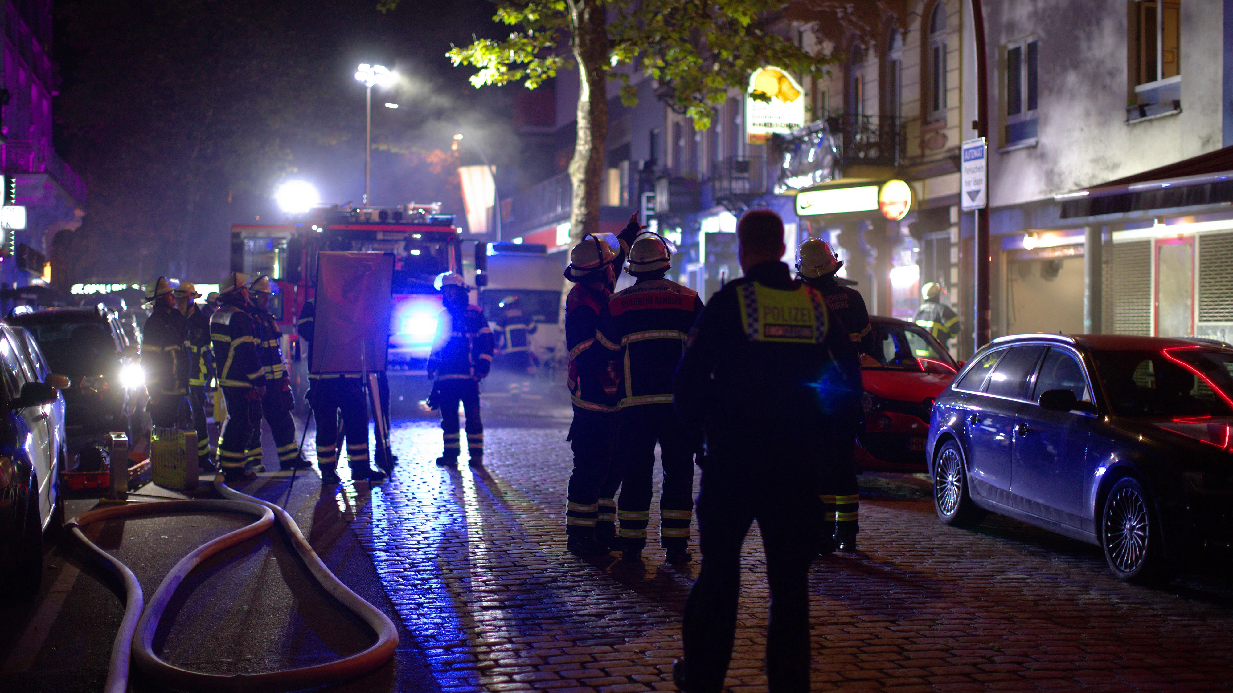 Die Feuerwehr erhöhte auf die zweite Alarmstufe und rückte mit rund 40 Einsatzkräften an.