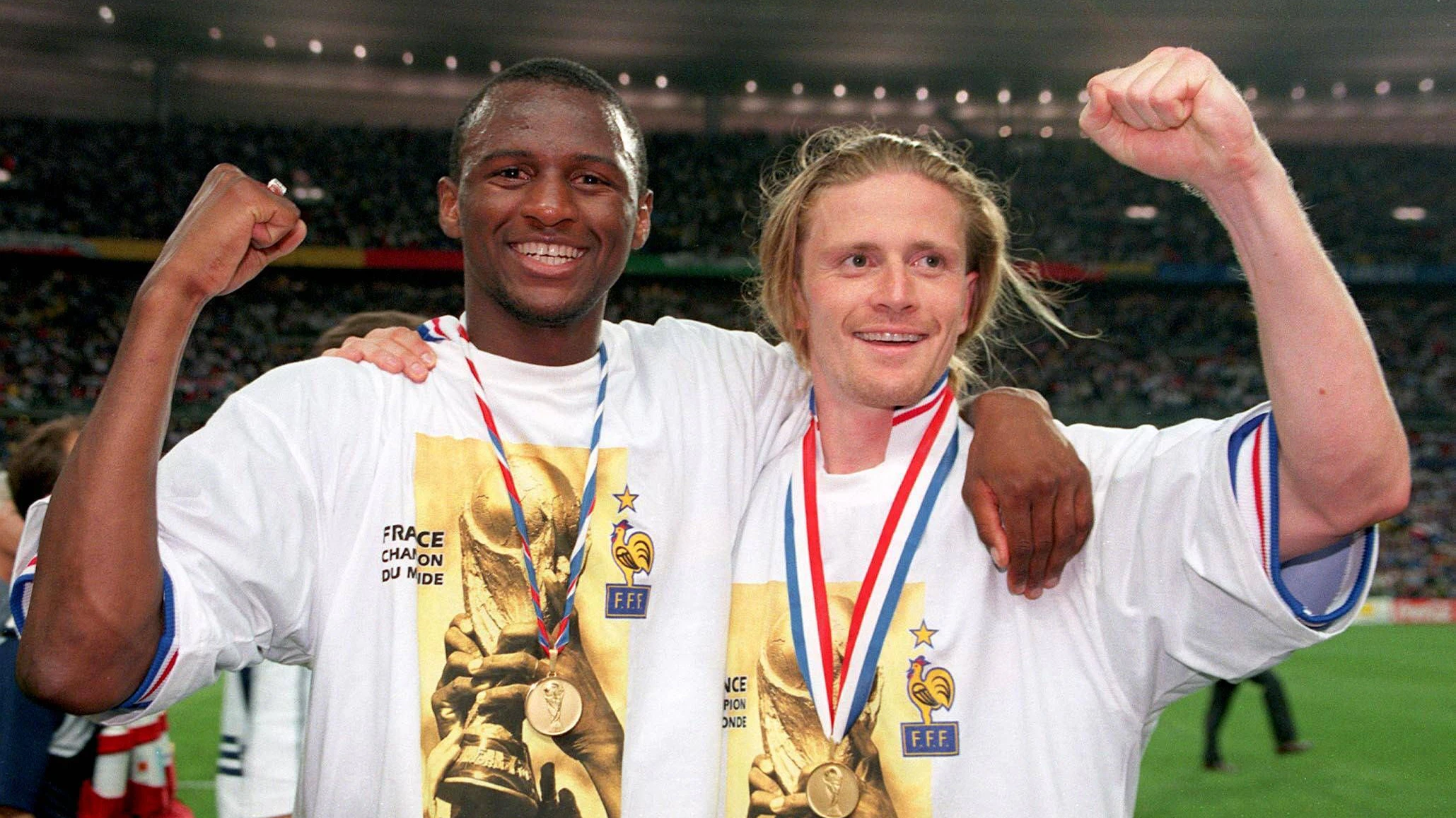 Weltmeister Frankreich - Patrick Vieira (li.) und Emmanuel Petit jubeln gemeinsam - PUBLICATIONxINxGERxSUIxAUTxHUNxUSAxONLY

World Champion France Patrick Vieira left and Emmanuel Petit cheer together PUBLICATIONxINxGERxSUIxAUTxHUNxUSAxONLY  