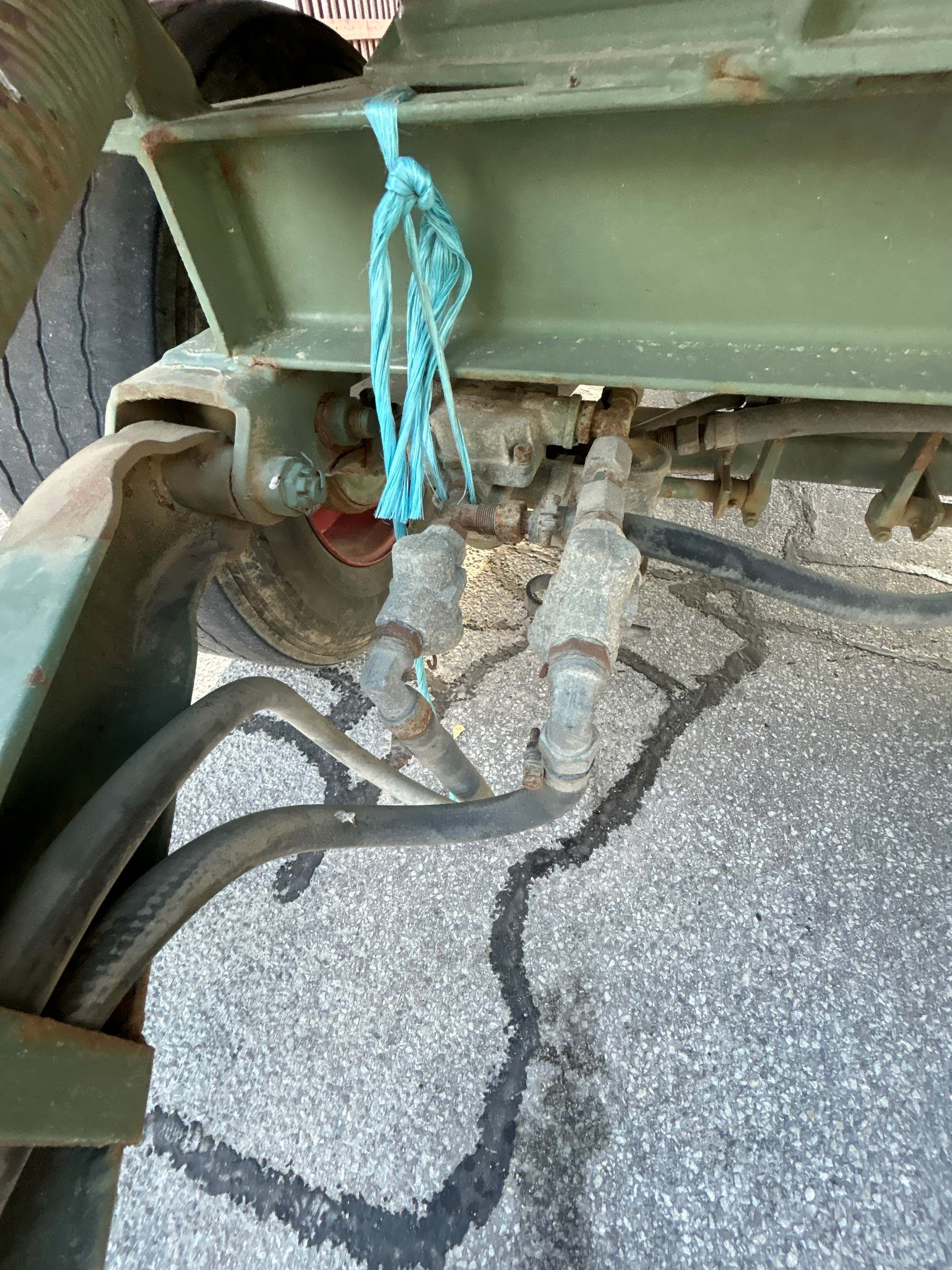 Ein völlig überladener Traktor-Anhänger sorgte für Entsetzen.