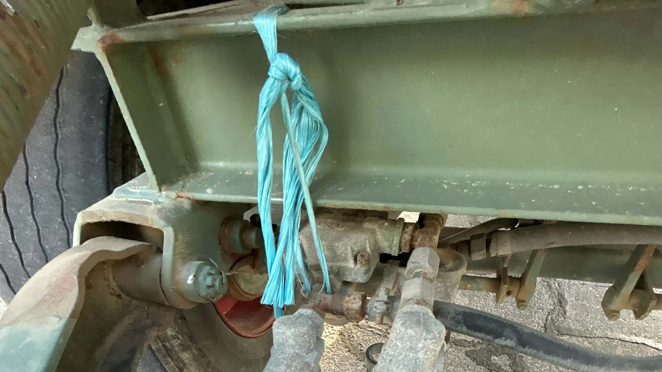 Ein völlig überladener Traktor-Anhänger sorgte für Entsetzen.