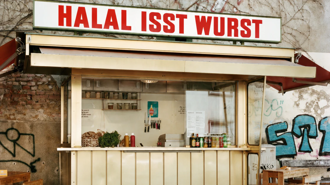 Heute.at - Halal-Würstel in Wien: Imbiss mit Abbrennen bedroht