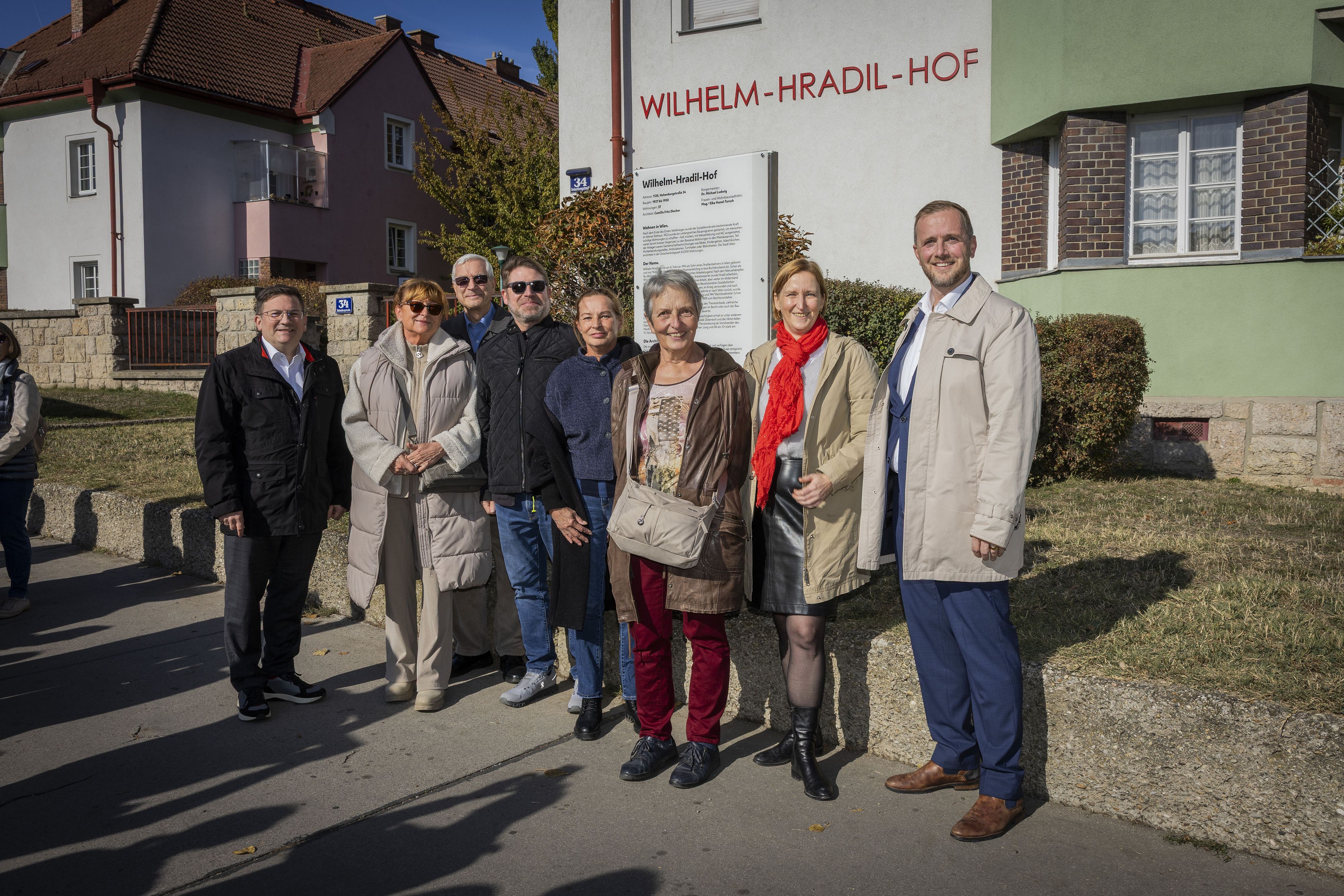 Familie Hradil mit BV Wilfried Zankl (ganz li.), Wohnbaustadträtin Elke Hanel-Torsch (2.v.r.) und WienerWohnen-Vizedirektor Daniel Milovic-Braun (ganz re.)