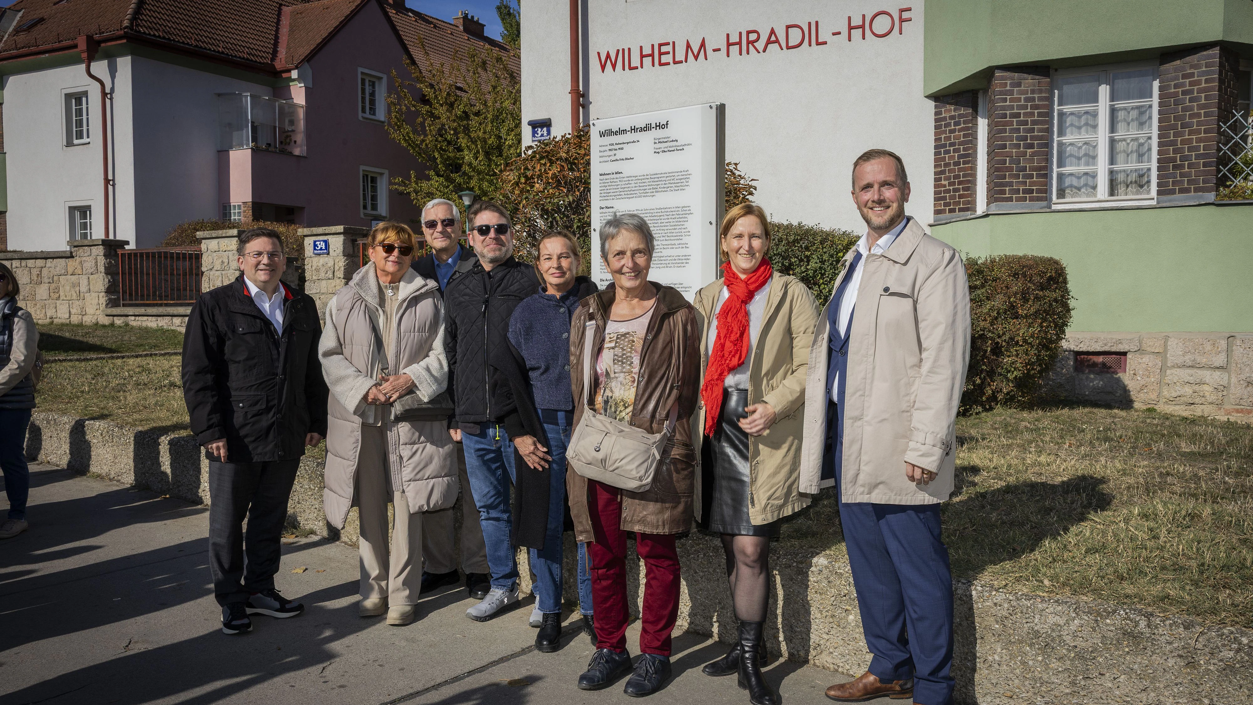 Stadträtin Elke Hanel-Torsch bei der Hofbenennung nach Wilhelm Hradil mit Bezirksvorsteher Wilfried Zankl.