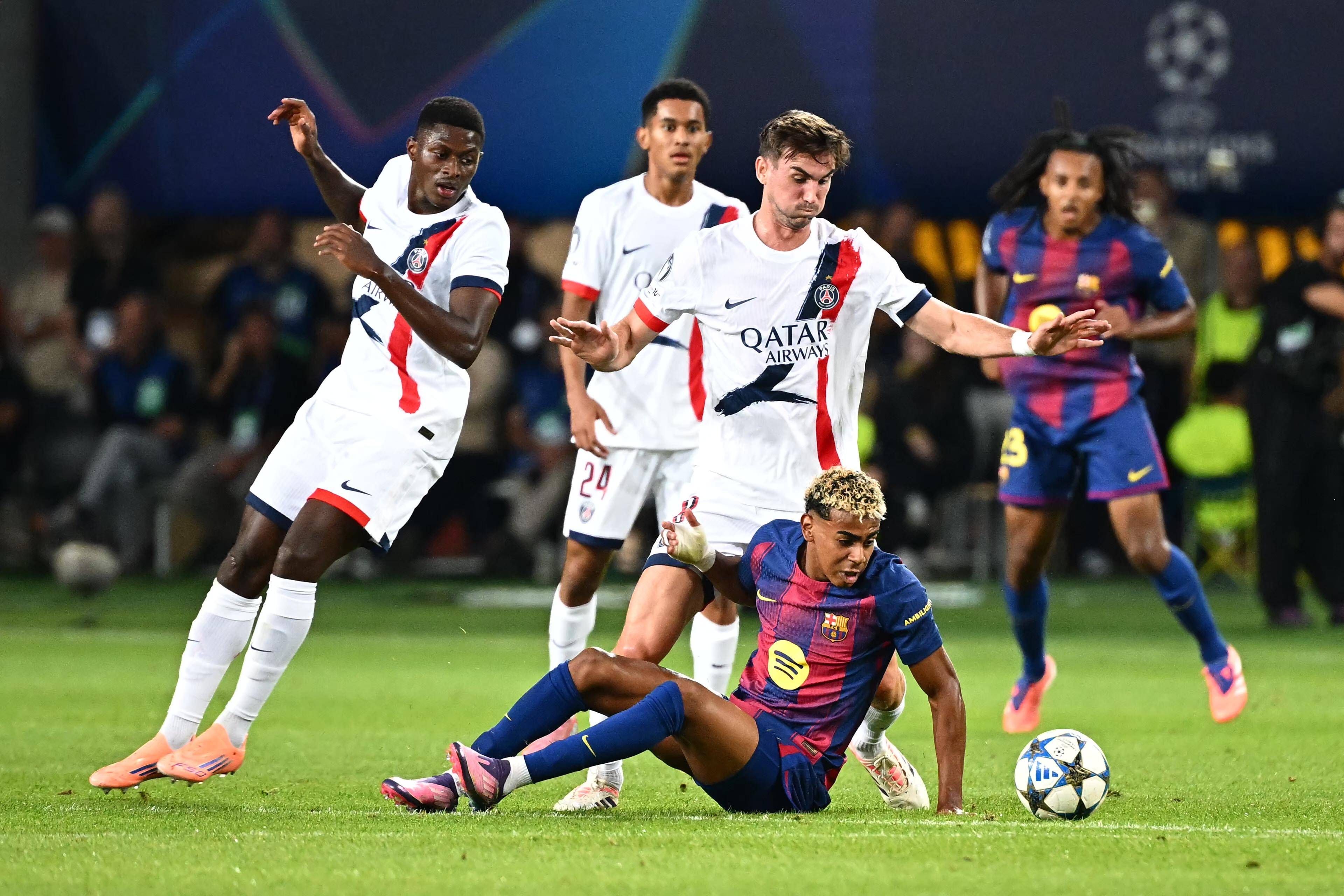 PSG im Duell mit dem FC Barcelona um Lamine Yamal.