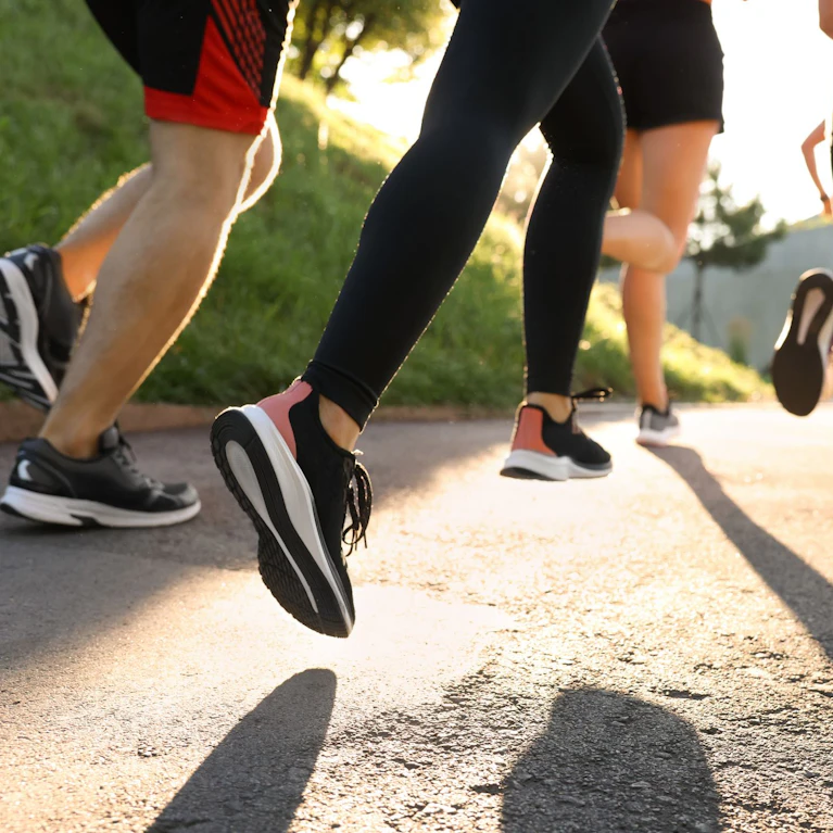 Wer sein Lauftraining möglichst verletzungsfrei absolvieren und gleichzeitig seine Leistungen steigern möchte, braucht Geduld. Der Körper kann die Belastung durch wachsende Trainings-Intensität ausgleichen. Aber nur, wenn man ihm dafür auch genügend Zeit lässt.
