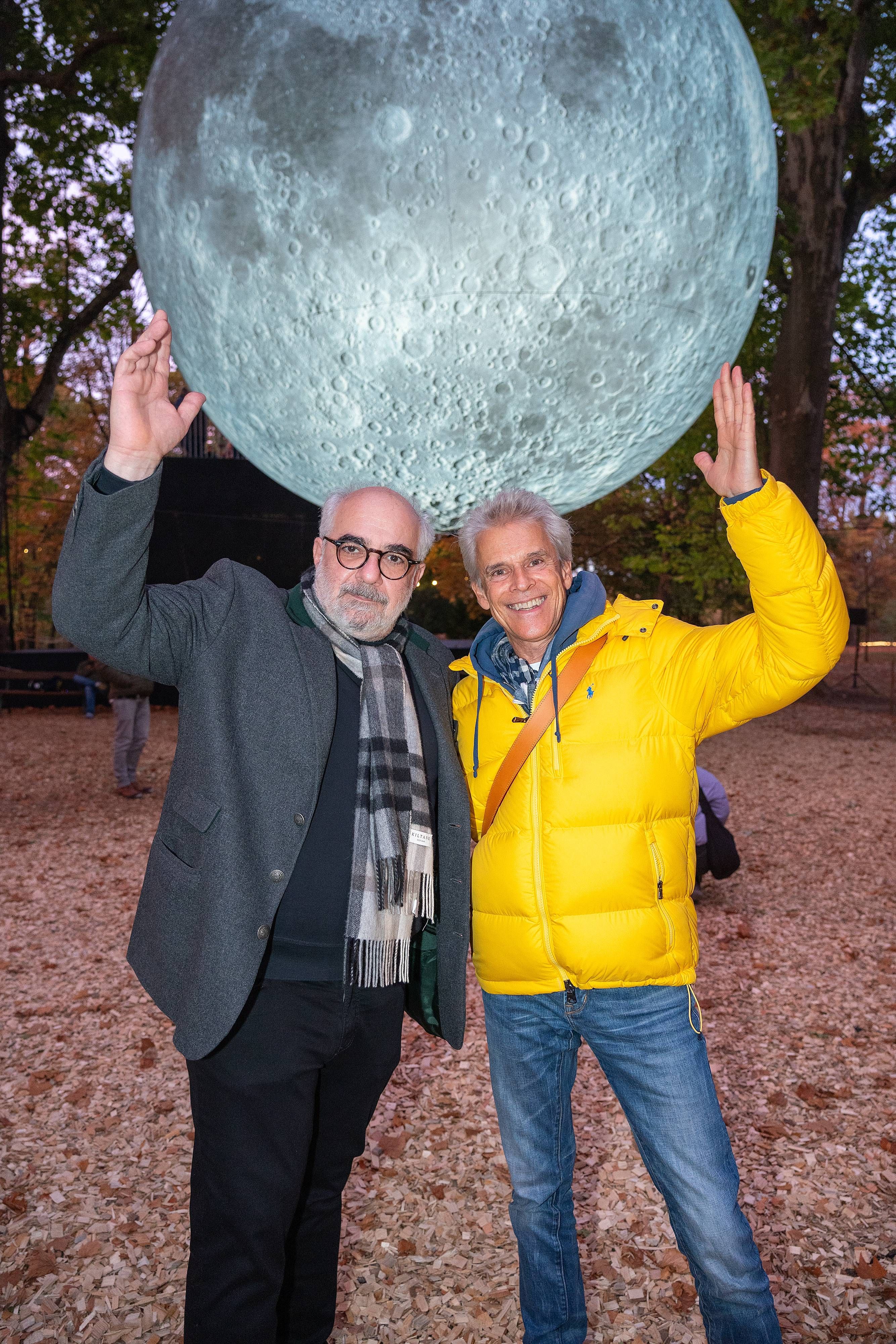 Michael Niavarani und Thomas Brezina bewunderten die Kunstinstallationen