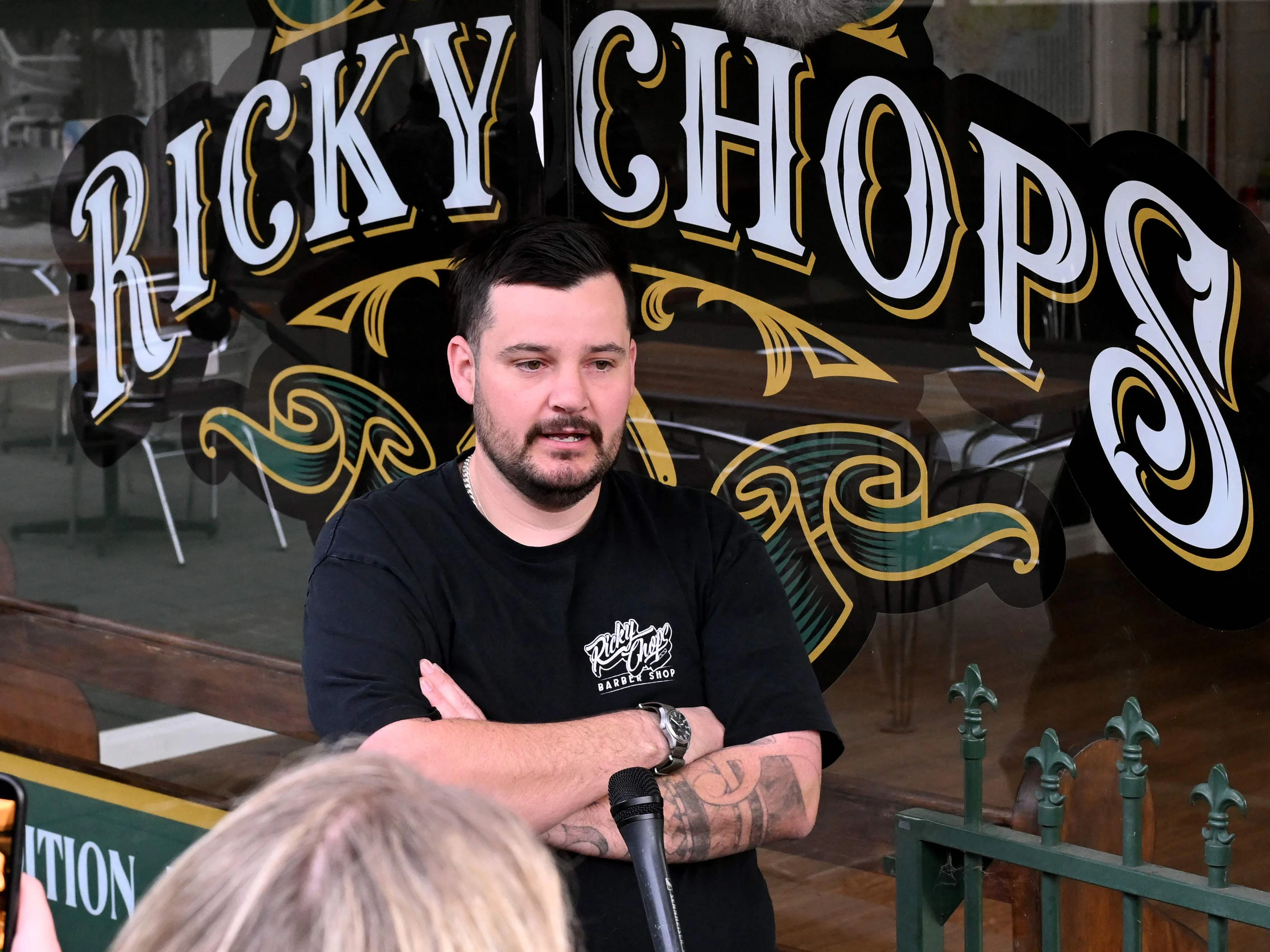 Der Friseur Ricky Jefferies spricht am 20. Oktober 2026, einen Tag nachdem er den Angreifer überwältigt hatt, vor den Medien.
