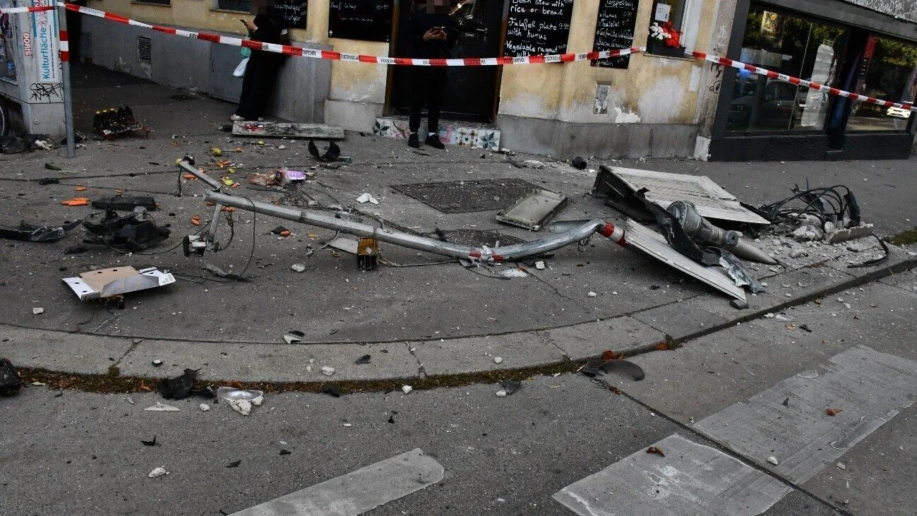 Auch mehrere Straßenschilder wurden dadurch beschädigt.