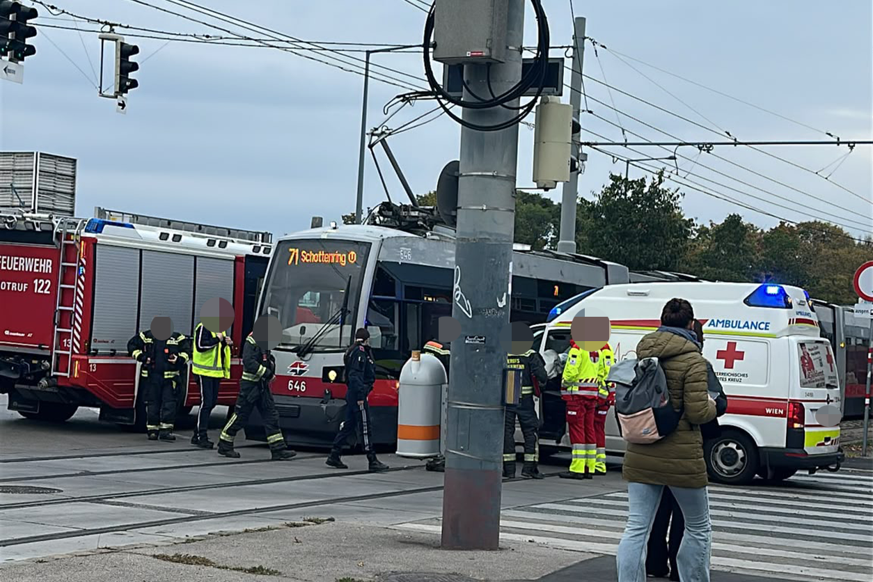 Am Dienstag krachten eine Straßenbahn und ein Auto des Roten Kreuzes zusammen.