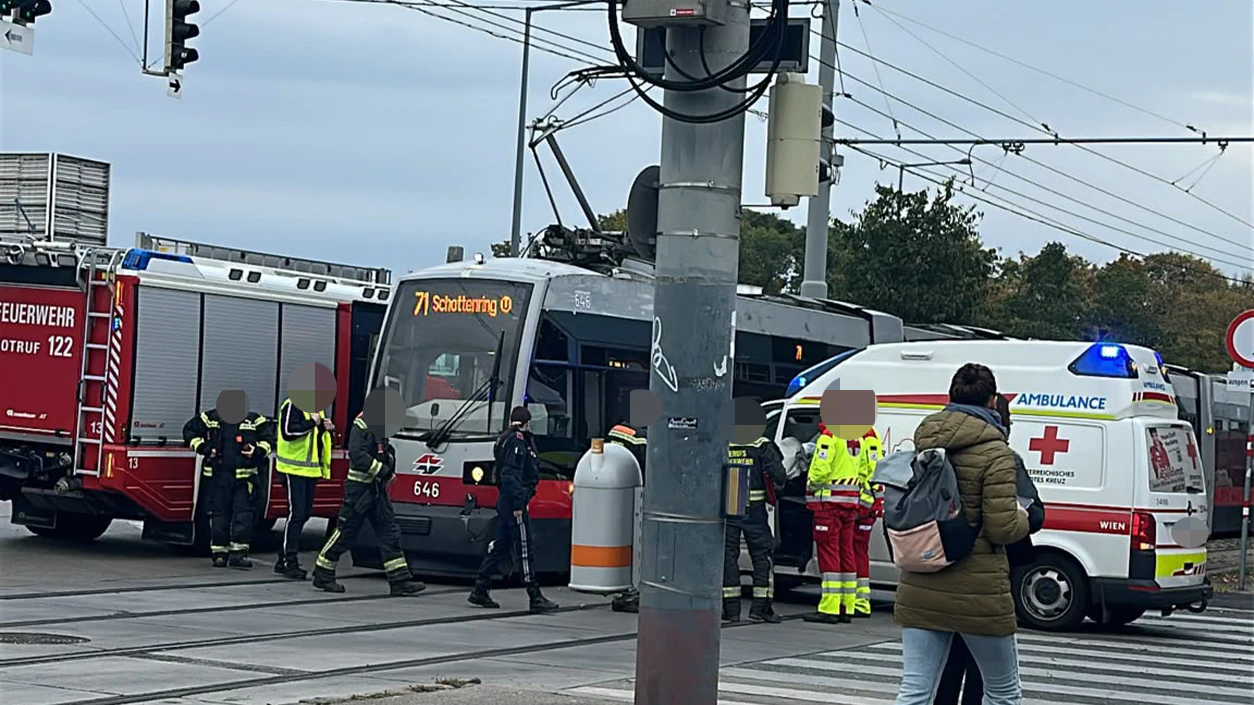 Am Dienstag krachten eine Straßenbahn und ein Auto des Roten Kreuzes zusammen.