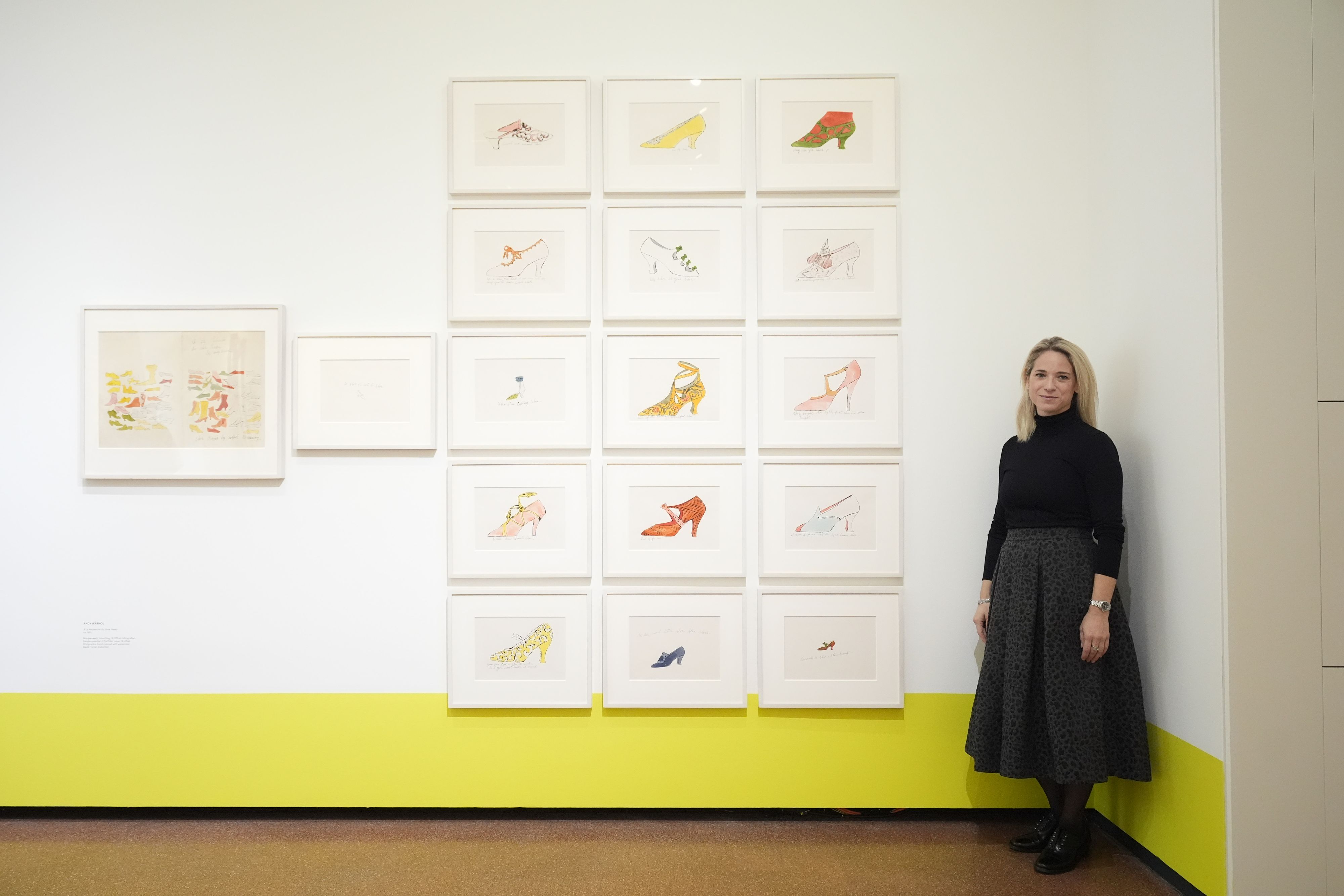 Verena Kaspar-Eisert, Direktorin der Heidi Horten Collection stellt Schuhe in den Mittelpunkt einer neuen Ausstellung. Ausgangspunkt sind Arbeiten von Andy Warhol (l.).