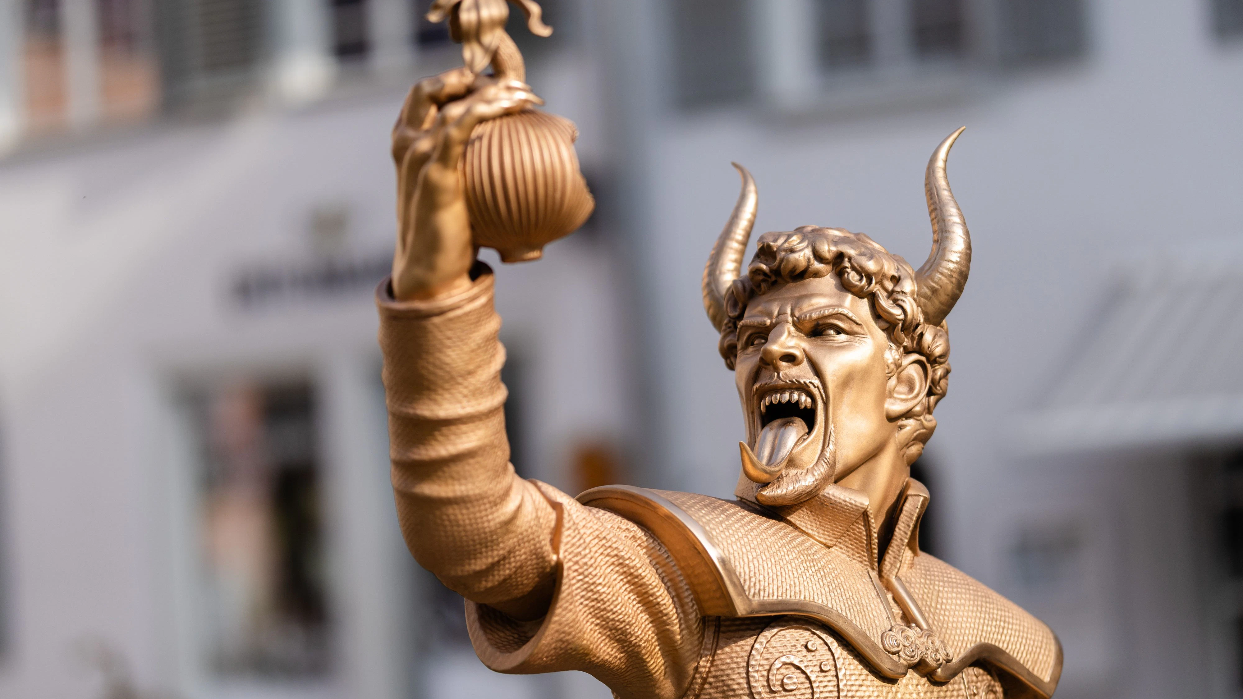 19 October 2026, Baden-Württemberg, Esslingen: The sun shines on the ·Zwieblinger Teufel· devil statue by artist Tim Bengel. The devil statue in Esslingen is causing trouble·after the statue had already been defaced, there are now death threats against Esslingen Mayor Klopfer (SPD). Photo: Christoph Schmidt/dpa