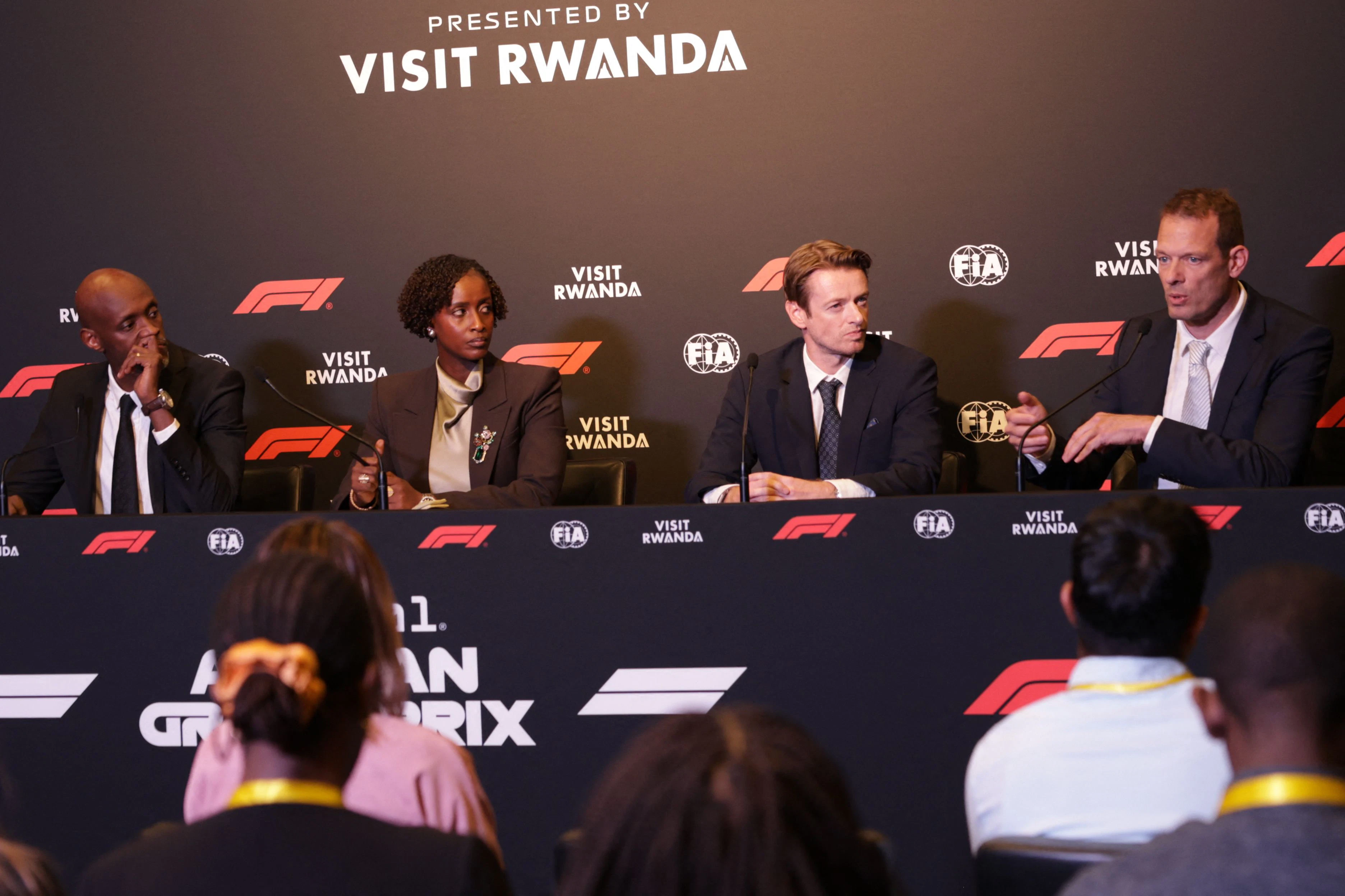 Präsentation der Streckenpläne am 13. Oktober in Kigali: Jean-Guy Afrika (Rwanda Development Board), Sportministerin Nelly Mukayzayire, Streckenbauherr Carsten Tilke und Alexander Wurz
