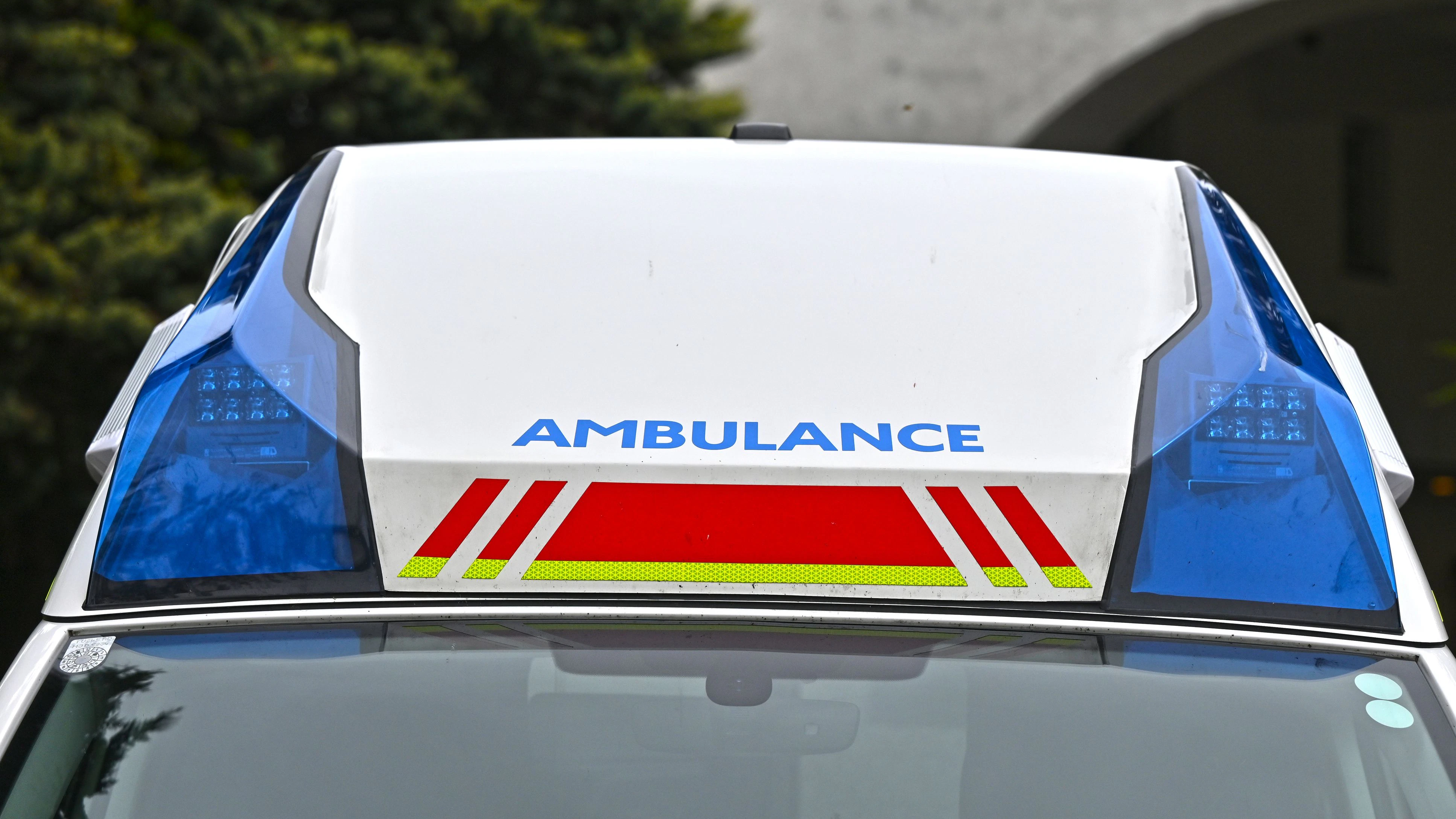 Ein 25-Jähriger wurde am Samstagabend in der Steiermark von einem Auto erfasst und schwer verletzt. (Symbolbild)