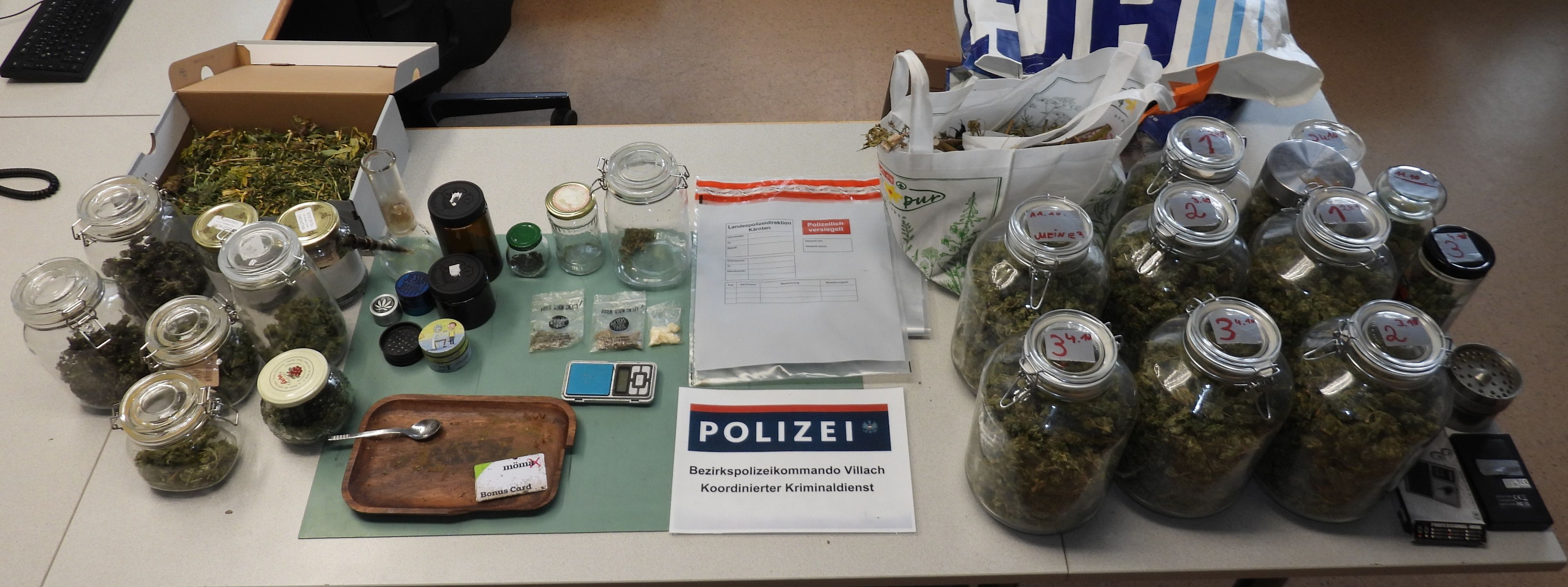 Die Beamten der Landespolizeidirektion Kärnten stellten in den durchsuchten Wohnungen fast zwei Kilo Cannabiskraut sicher. 