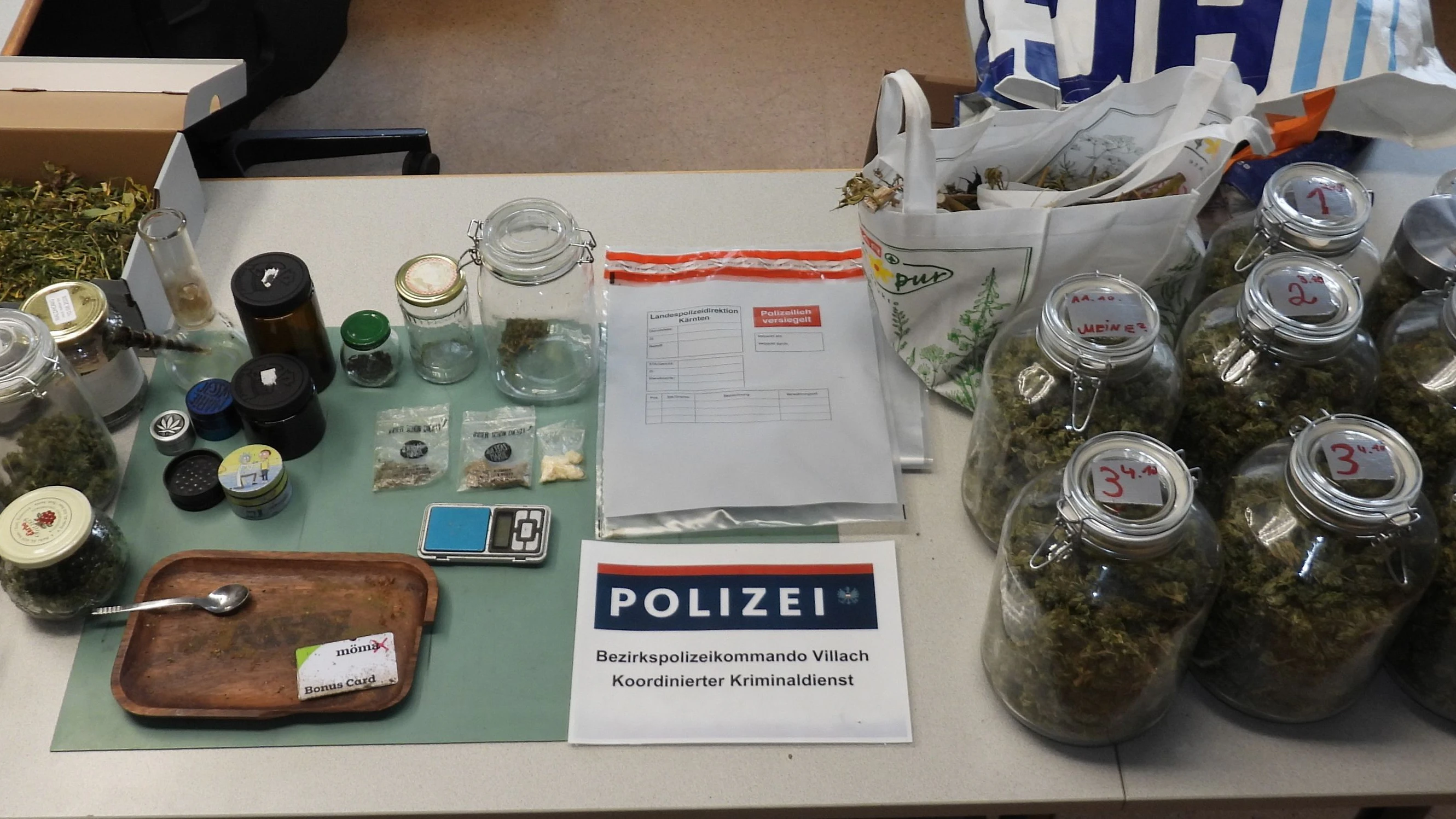 Die Beamten der Landespolizeidirektion Kärnten stellten in den durchsuchten Wohnungen fast zwei Kilo Cannabiskraut sicher. 