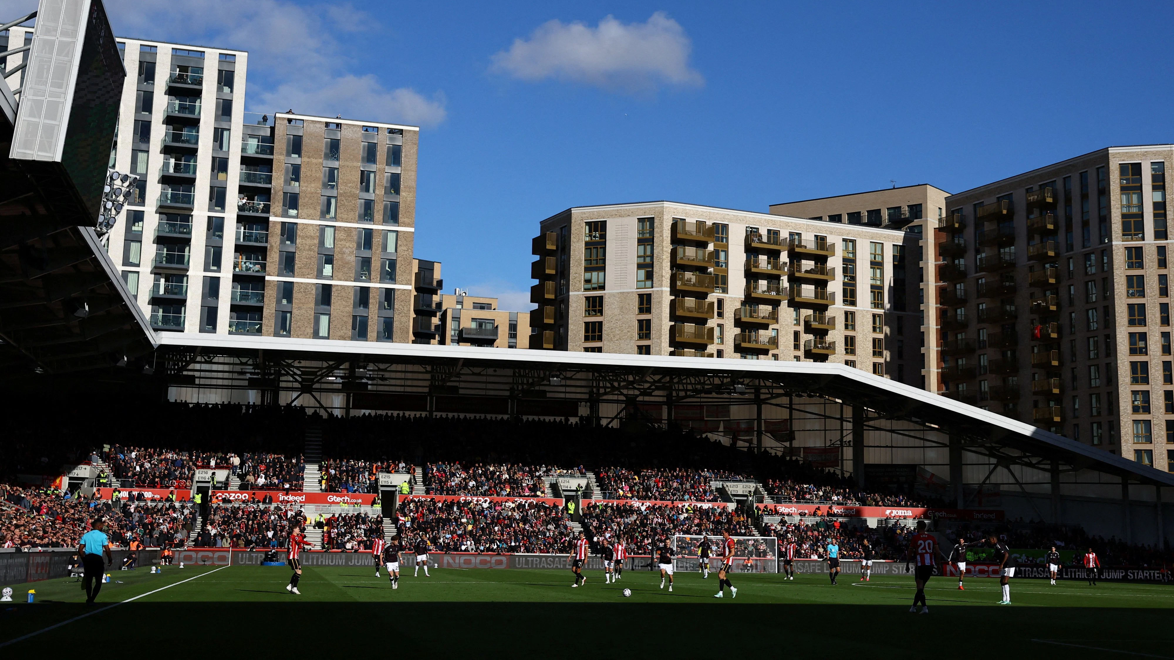 Das GTech Community Stadium in London beim Spiel Brentford gegen Liverpool