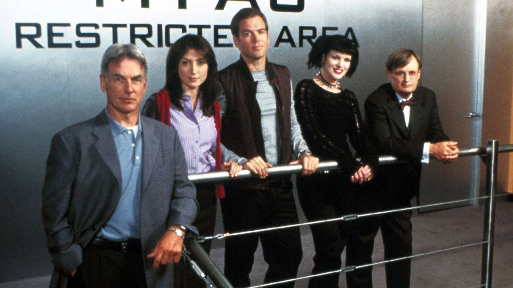 Mark Harmon, Sasha Alexander, Michael Weatherly, Pauley Perrette & David Mccallum Characters: Special Agent Jethro Gibbs, Agent Caitlin Todd, Special Agent Anthony DiNozzo, Abby Sciuto, Dr. Donald Mallard, Television: Ncis TV-Serie Usa 2003-, 23 September 2003 Navy CIS Navy NCIS: Naval Criminal Investigate Service, TV-Serie, 1. Staffel, USA 2003 Mark Harmon, Sasha Alexander, Michael Weatherly, Pauley Perrette, David McCallum / Mc Callum, Gruppenbild, Schriftzug, Logo, Gelnnder, Treppe, N. C. I. S. /------- WICHTIG: Nutzung nur bei Filmtitelnennung und/oder in Zusammenhang mit Berichterstattung ber diesen Film --- IMPORTANT: To be used solely for coverage of this specific motion picture/tv program PUBLICATIONxINxGERxSUIxAUTxONLY Copyright: MaryxEvansxAFxArchivexCbs 12616150 editorial use only
