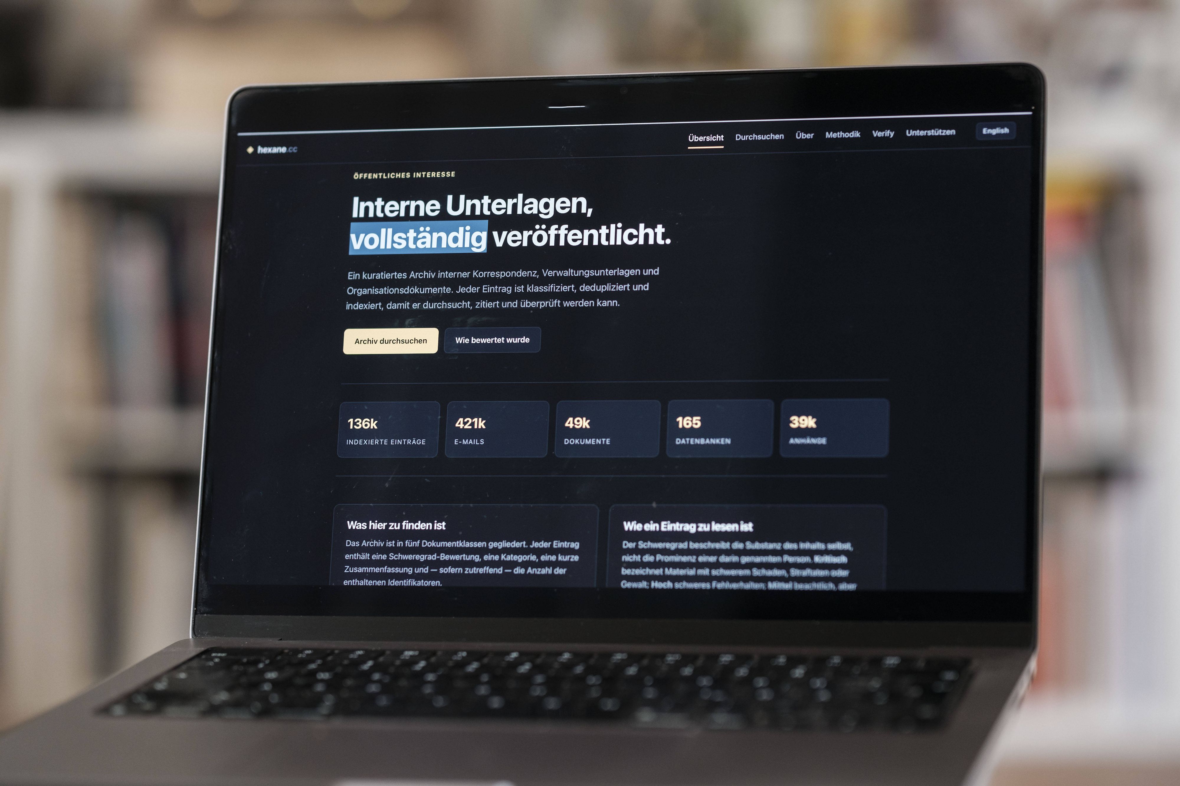 Auf dem Bildschirm eines Laptops ist die Website hexane.cc zu sehen, die ein Onlinearchiv mit mutmaßlich geleakten AfD-Mails präsentiert.