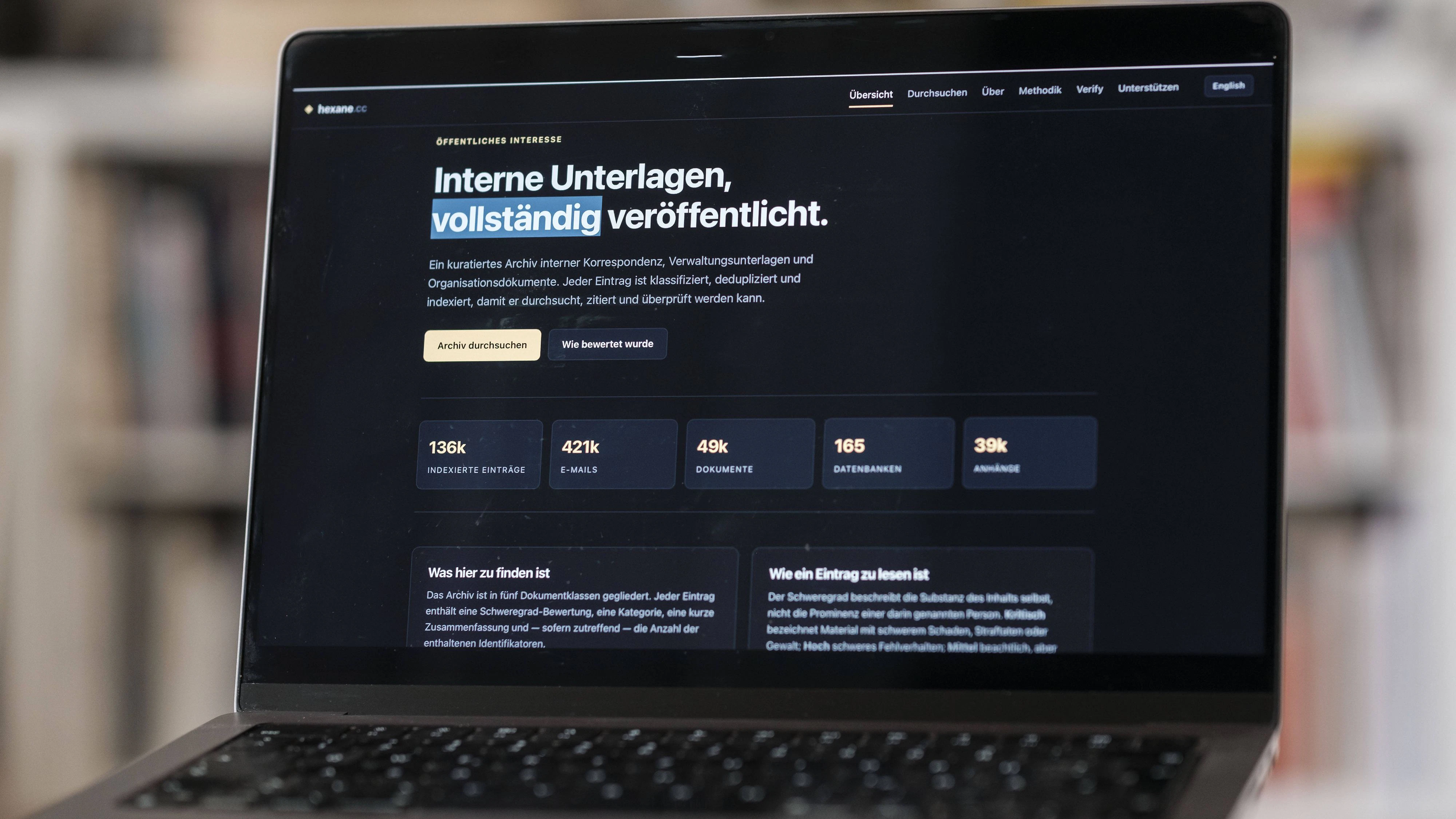 Auf dem Bildschirm eines Laptops ist die Website hexane.cc zu sehen, die ein Onlinearchiv mit mutmaßlich geleakten AfD-Mails präsentiert.
