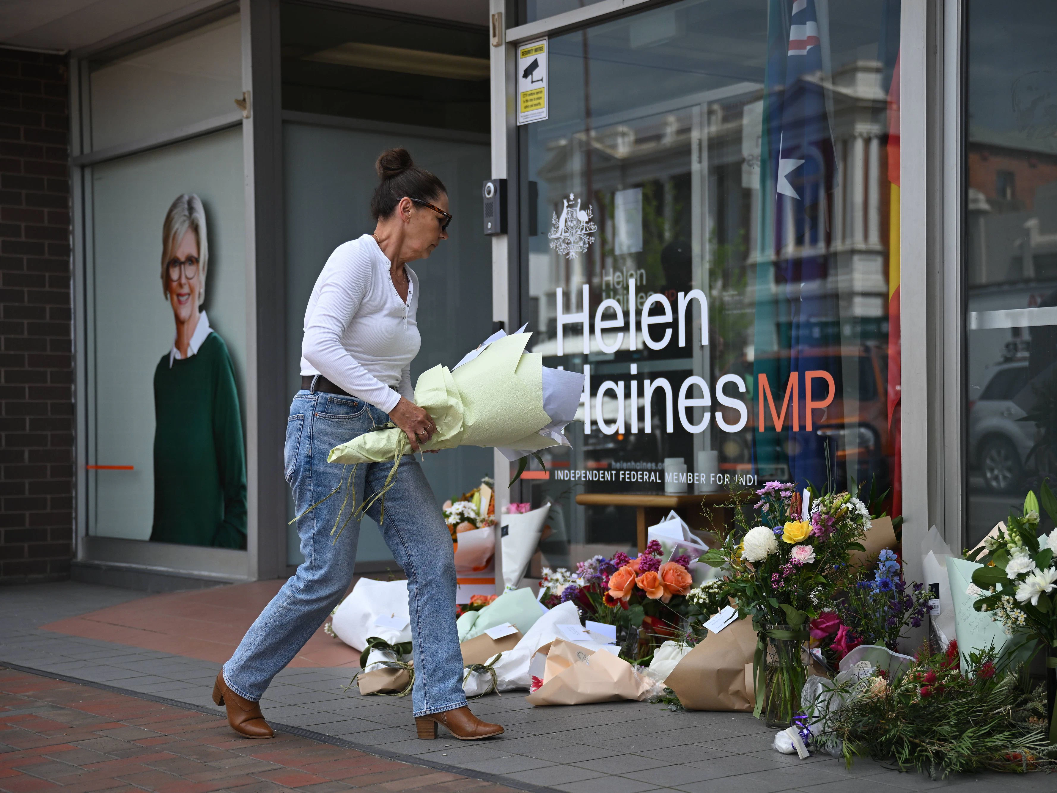 Vor Helen Haines Wahlkreisbüro in Wangaratta sind am Dienstag, dem 20. Oktober 2026, Beileidsbekundungen und Blumen zu sehen.