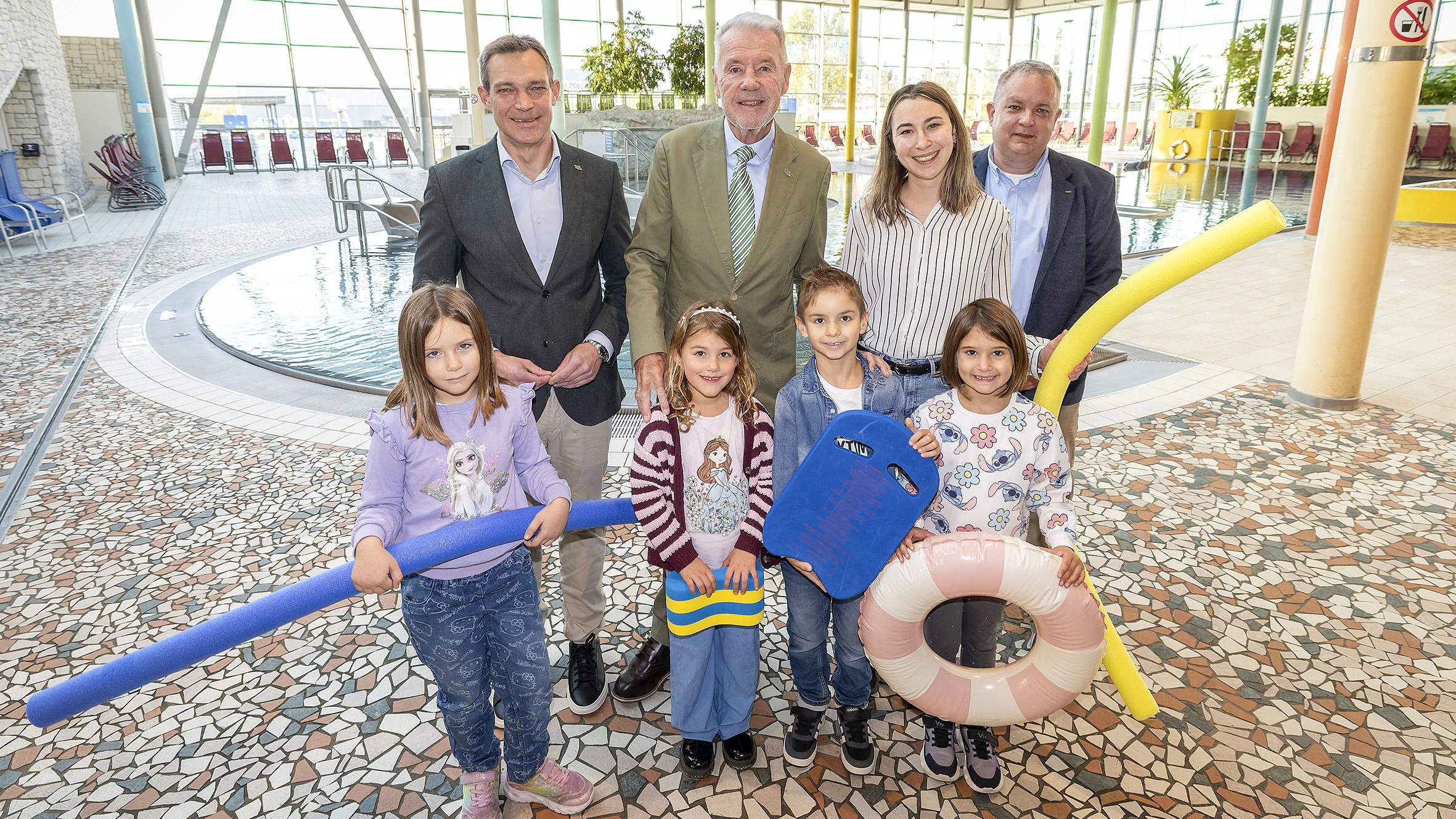 Bildungsstadtrat Philipp Gruber (ÖVP), Bürgermeister Klaus Schneeberger (ÖVP), Lehrerin Pia Holzer und "Aqua Nova"-Chef Markus Kopecky mit Ophilia, Maja, Julian und Yoni-Lina.