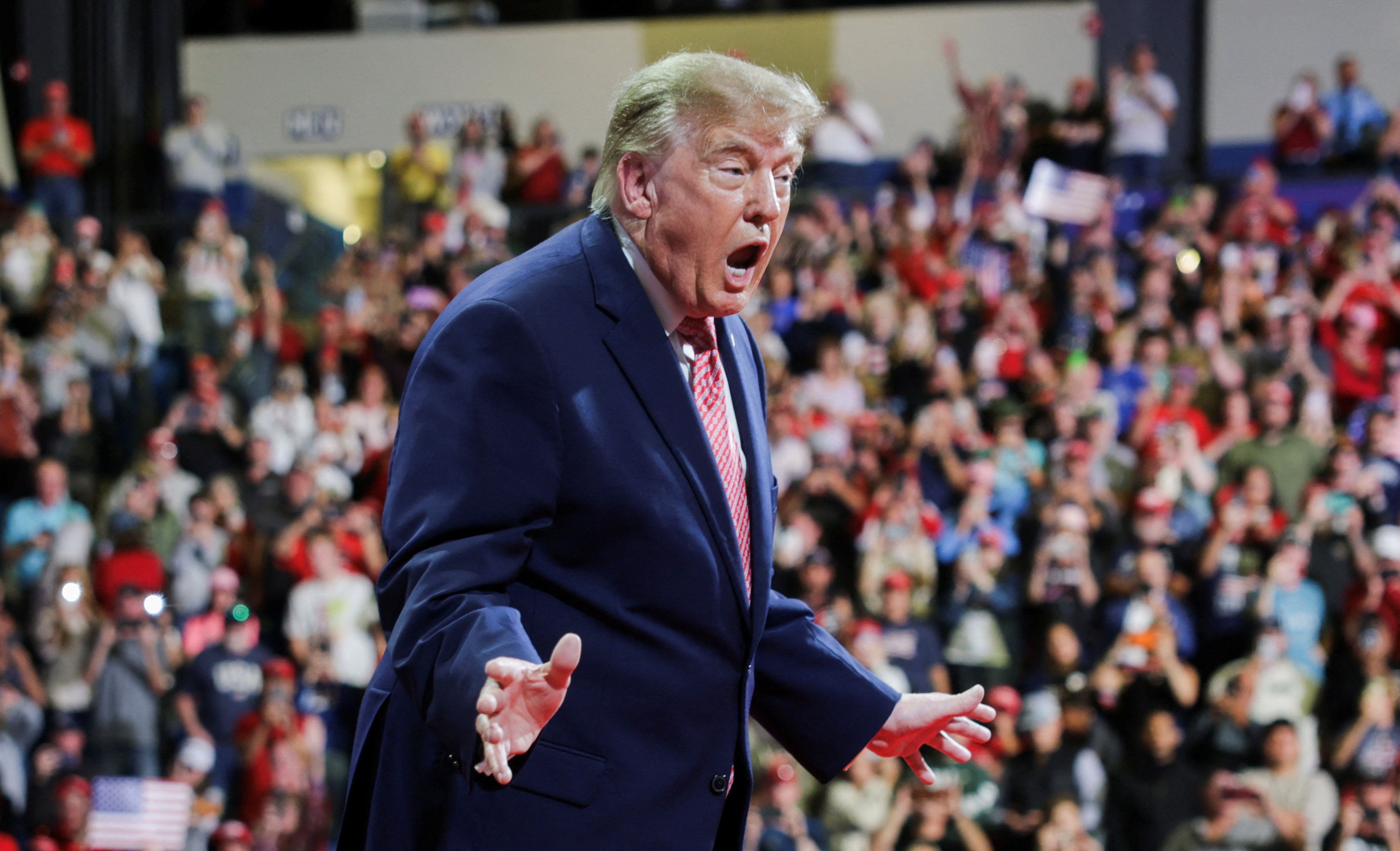 US-Präsident Donald Trump reagiert während einer Wahlkampfveranstaltung zur Unterstützung des republikanischen US-Senatskandidaten Roger Marshall (Republikaner aus Kansas) in Park City, Kansas, USA, am 19. Oktober 2026.