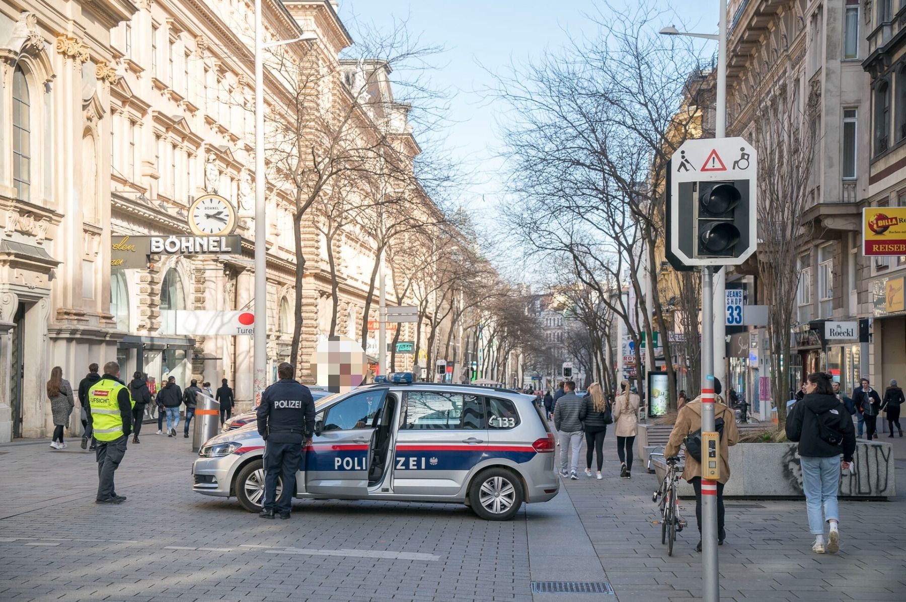 Archivbild eines Polizeieinsatzes auf der Mariahilfer Straße in Wien. 