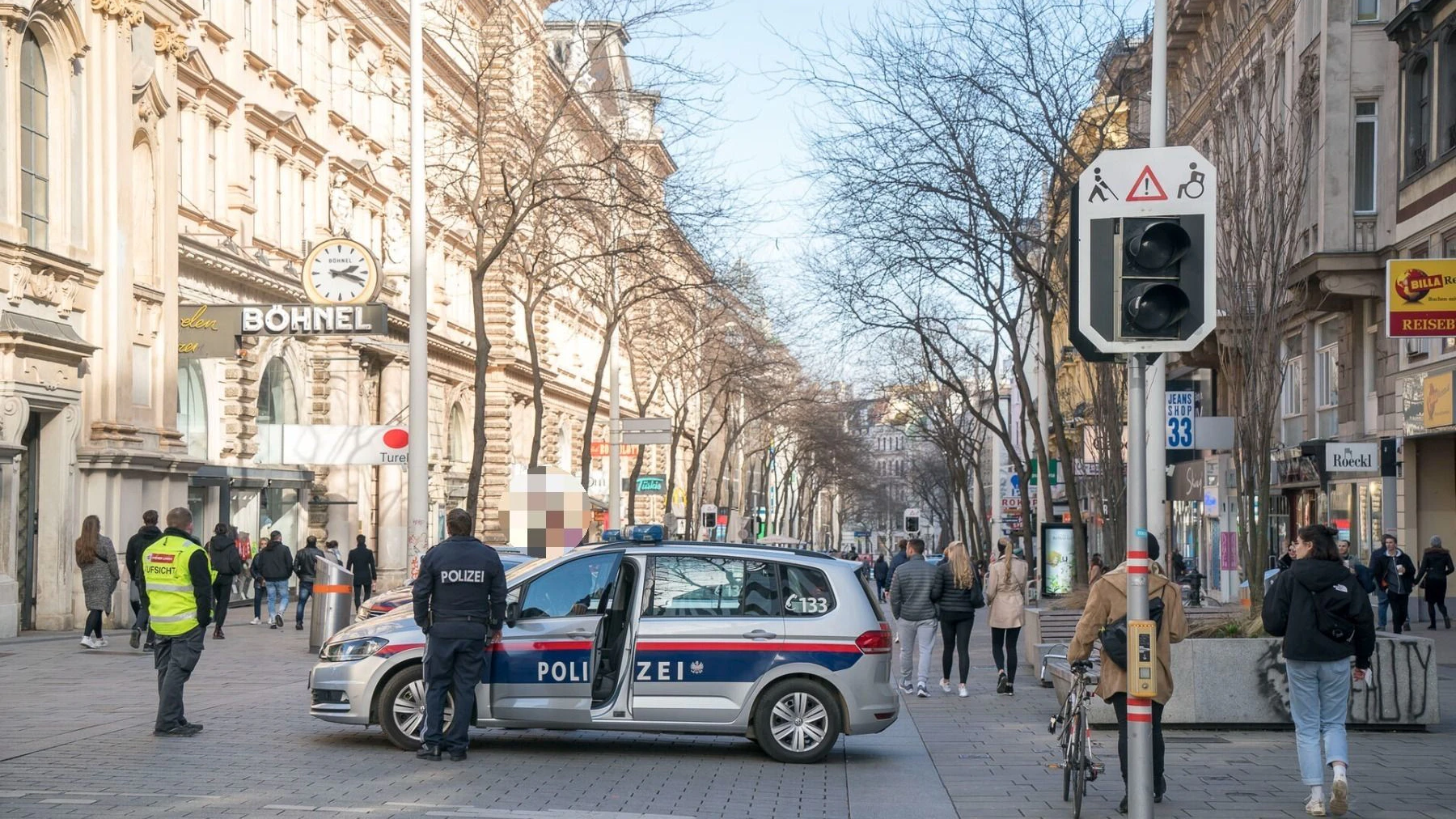 Archivbild eines Polizeieinsatzes auf der Mariahilfer Straße in Wien. 