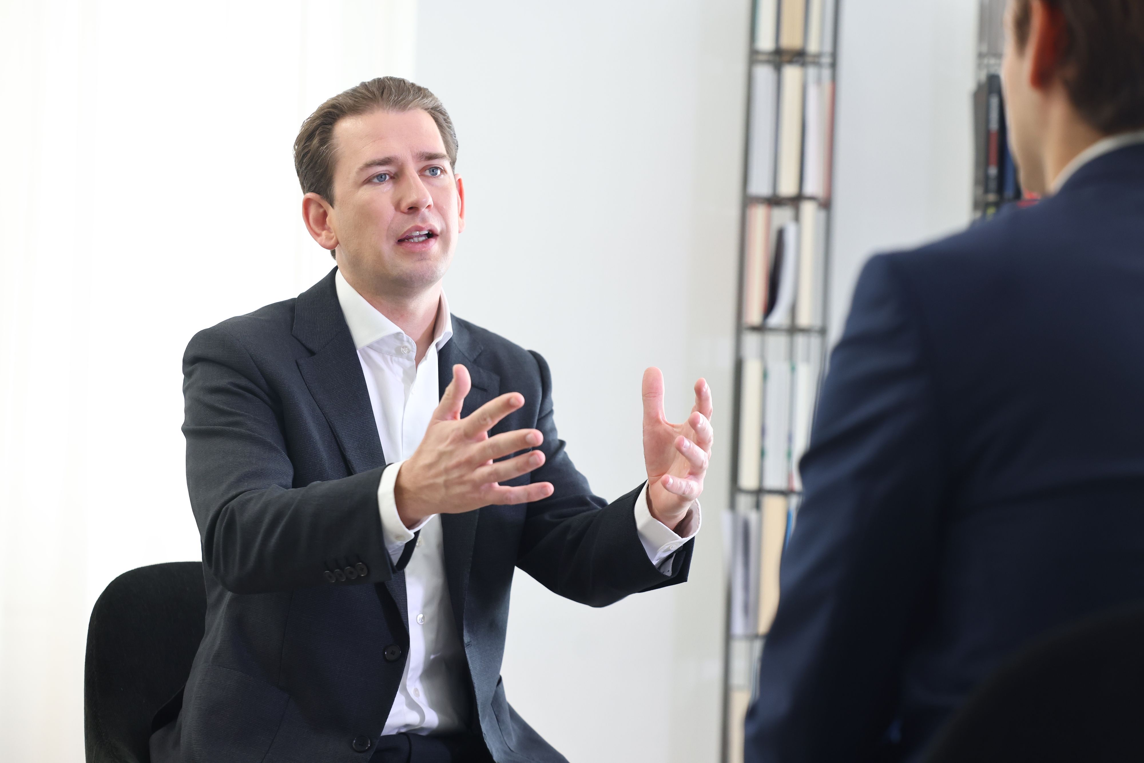 Ex-Kanzler Sebastian Kurz warnt im „Heute“-Interview vor falscher Toleranz und davor, dass sich ähnliche Gewaltszenen wie in Frankreich auch in Österreich ereignen könnten.