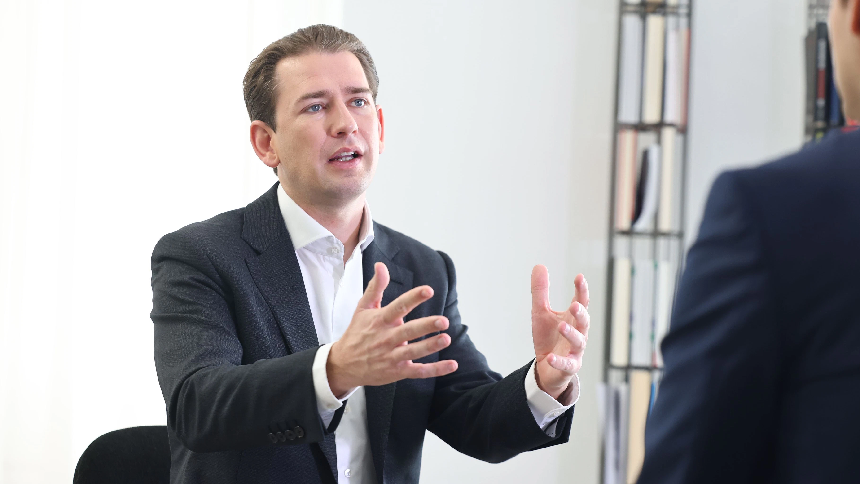 Ex-Kanzler Sebastian Kurz warnt im „Heute“-Interview vor falscher Toleranz und davor, dass sich ähnliche Gewaltszenen wie in Frankreich auch in Österreich ereignen könnten.