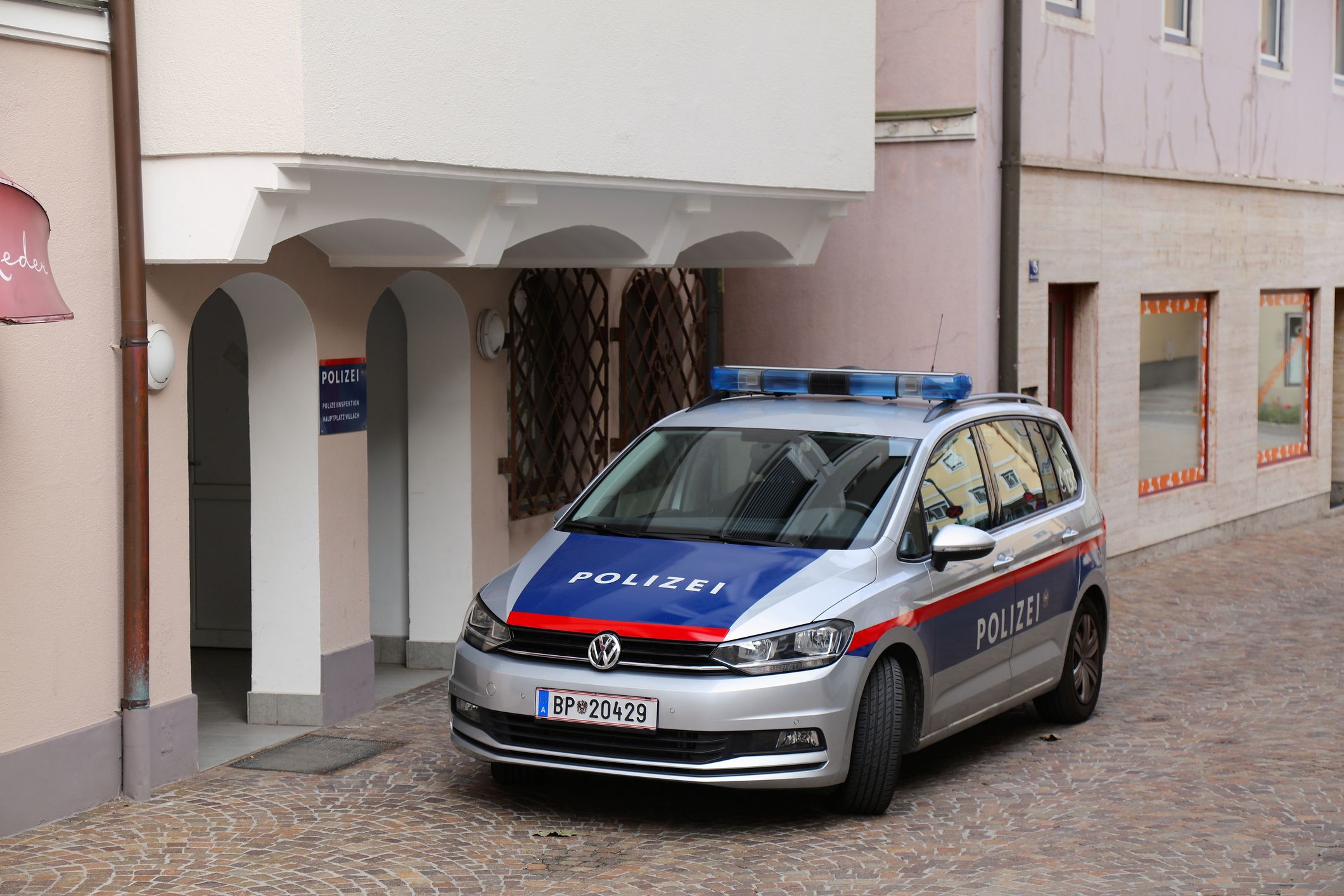 Heute.at - Häftling (32) stiehlt Auto und flüchtet bei Freigang