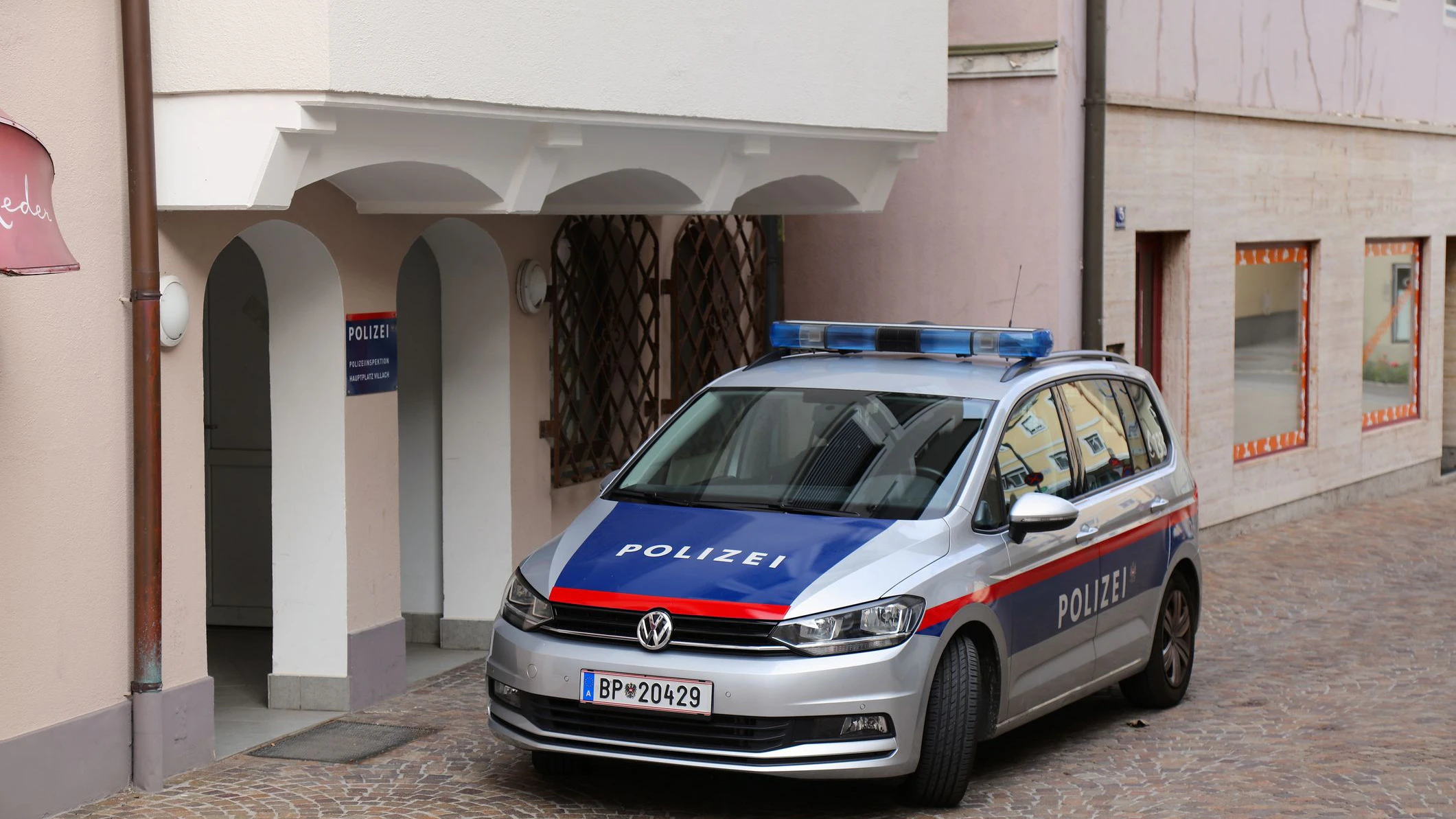 Eine Fahndung nach dem Häftling läuft. (Symbolbild)