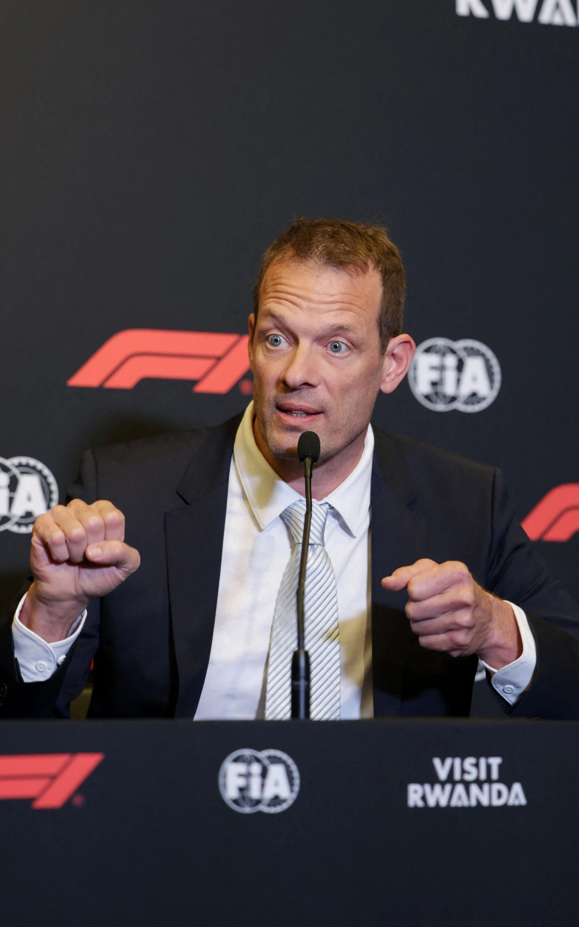 Kritiker geköpft: Baut Ex-Formel-1-Star Alex Wurz Rennstrecke für Diktator?