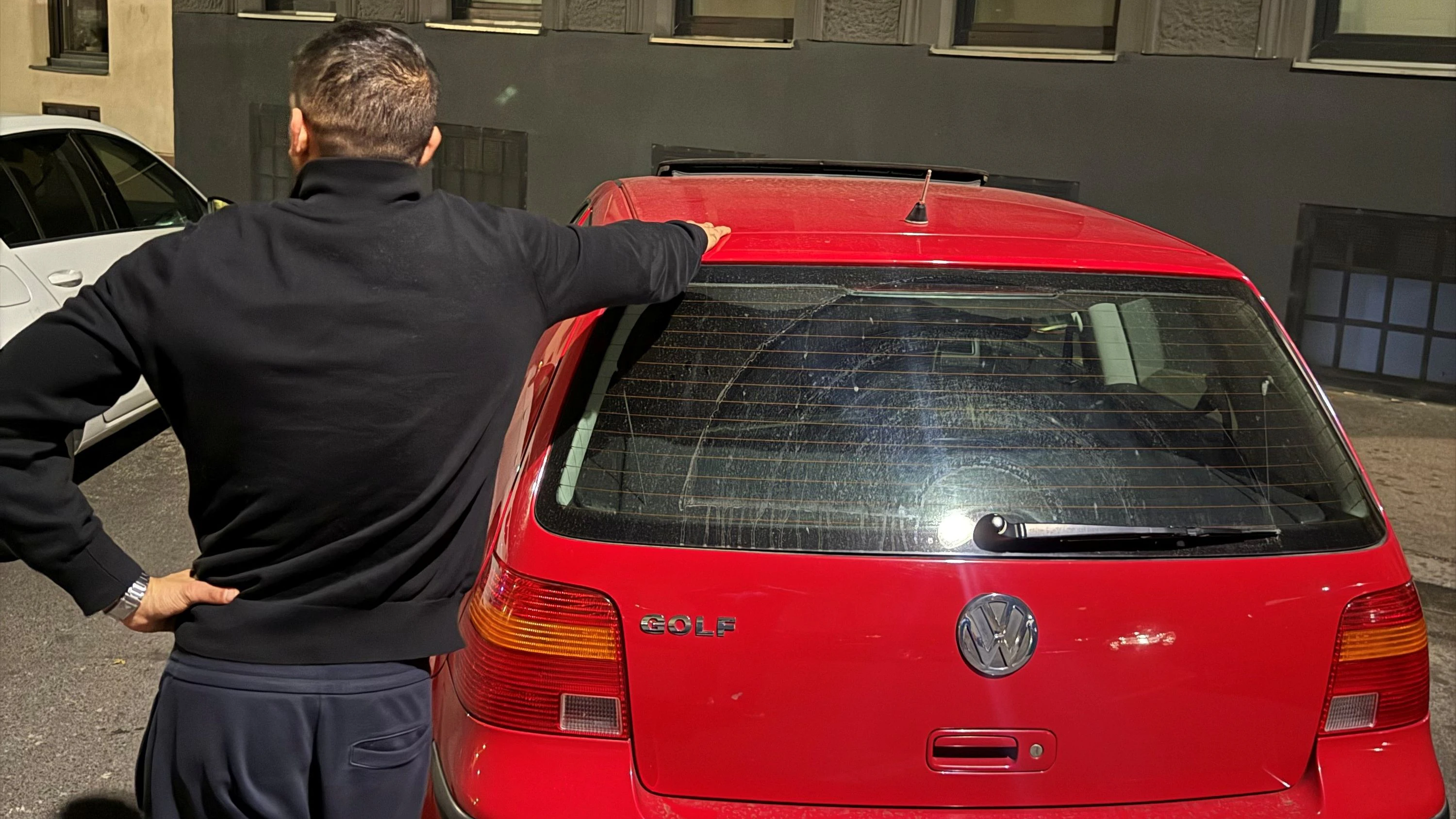 Thomas W. mit seinem Auto: "Mehr als eine Lieferung pro Stunde geht nicht."
