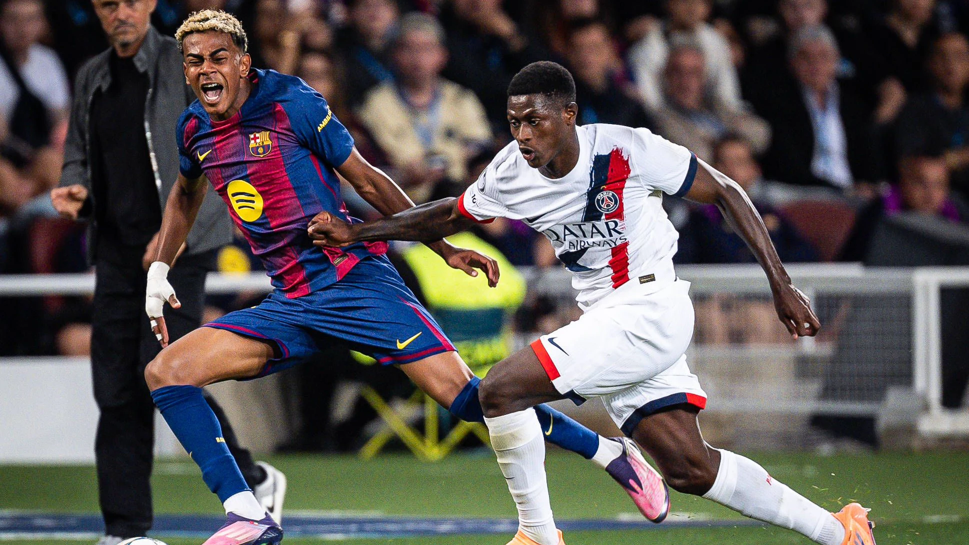 October 1, 2025, Barcelona, Spain, Spain: Lamine YAMAL of Barcelona and Nuno MENDES of PSG during the UEFA Champions League, League Phase MD2 match between FC Barcelona, Barca and Paris Saint-Germain PSG at Estadi Olimpic Lluis Companys on October 01, 2025 in Barcelona, Spain. Barcelona Spain - ZUMAm308 20251001_zsp_m308_045 Copyright: xMatthieuxMirvillex