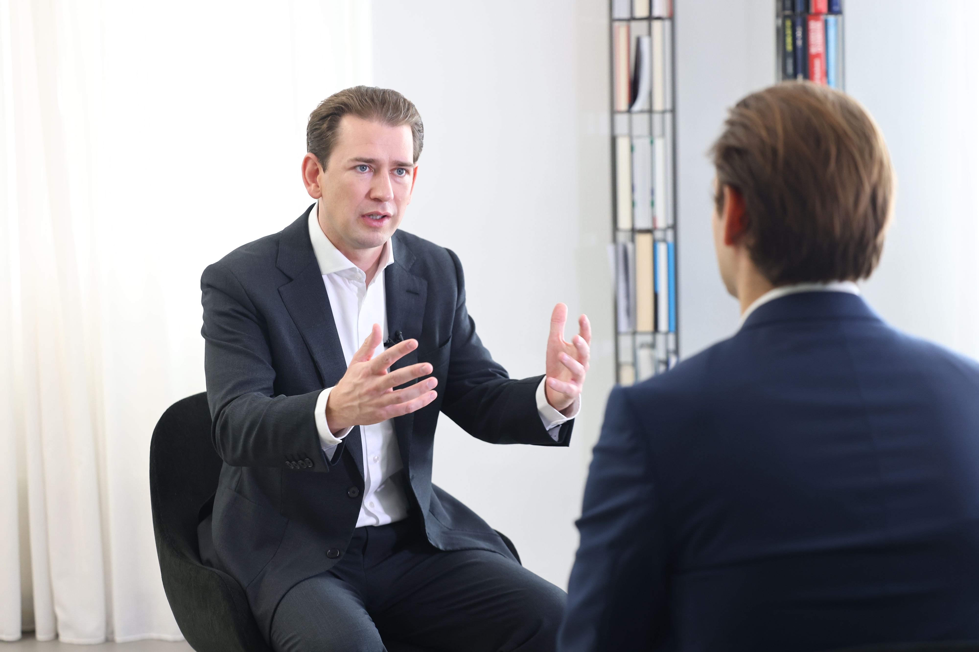 Sebastian Kurz im Interview. Er warnt eindringlich vor der Ausweitung der Krawalle in Frankreich auf Österreich.