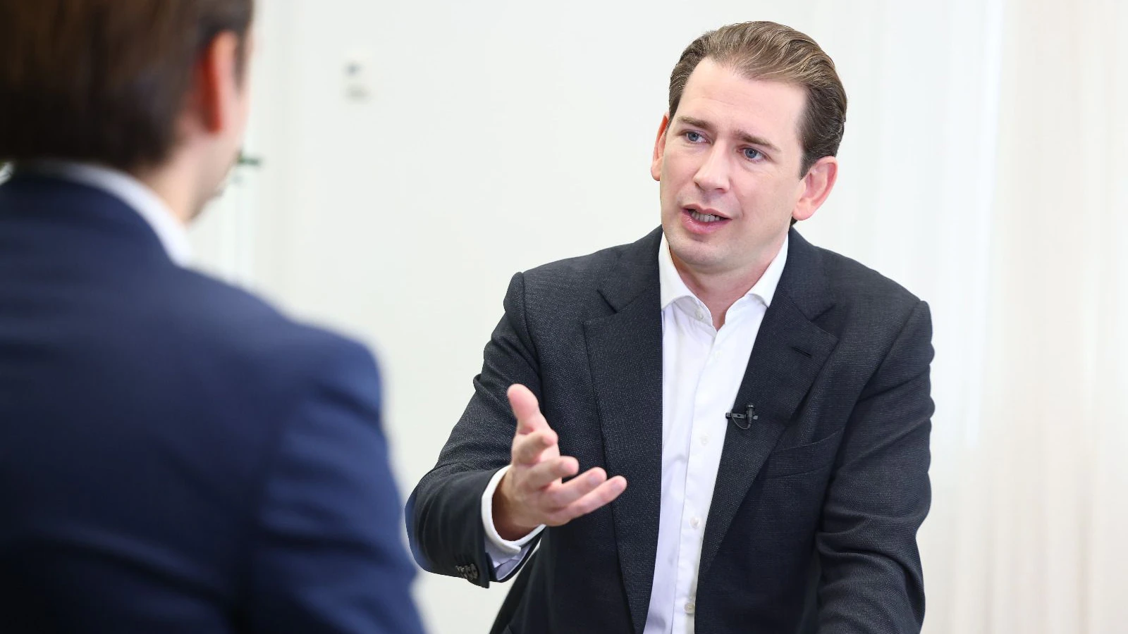 Kurz zeigt sich besorgt - linksextreme Gruppen und islamistische Zellen stecken Frankreich in Brand.