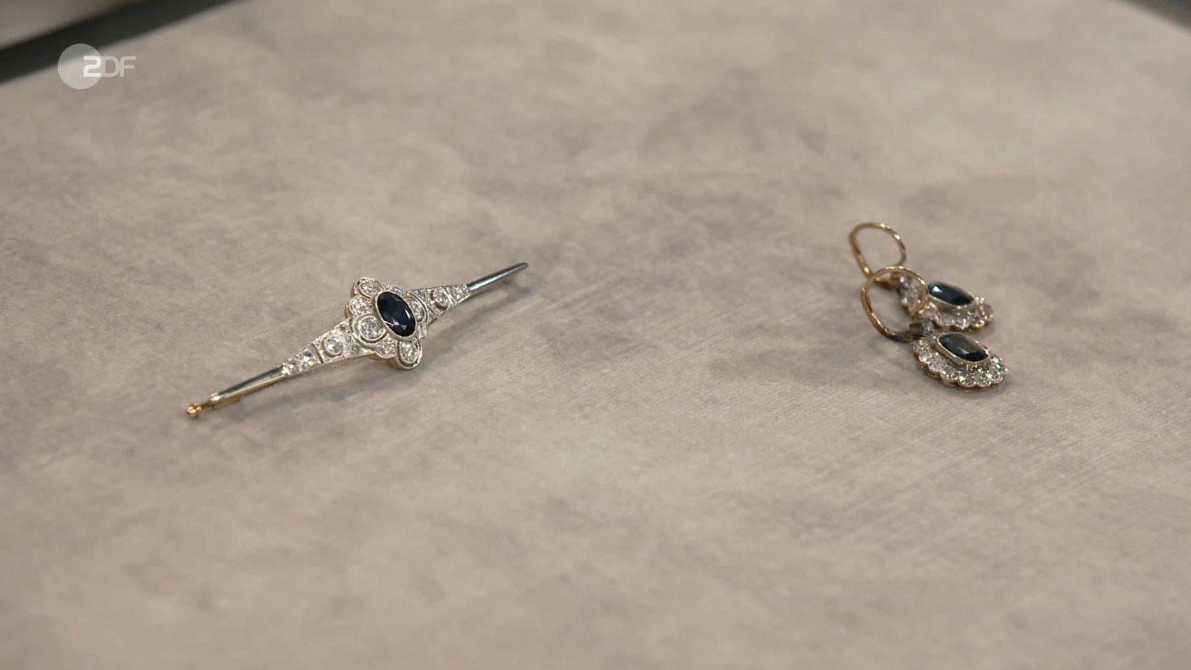 Schmuck mit Diamanten, Saphiren und Platin erzielt dreifachen Wunschpreis.