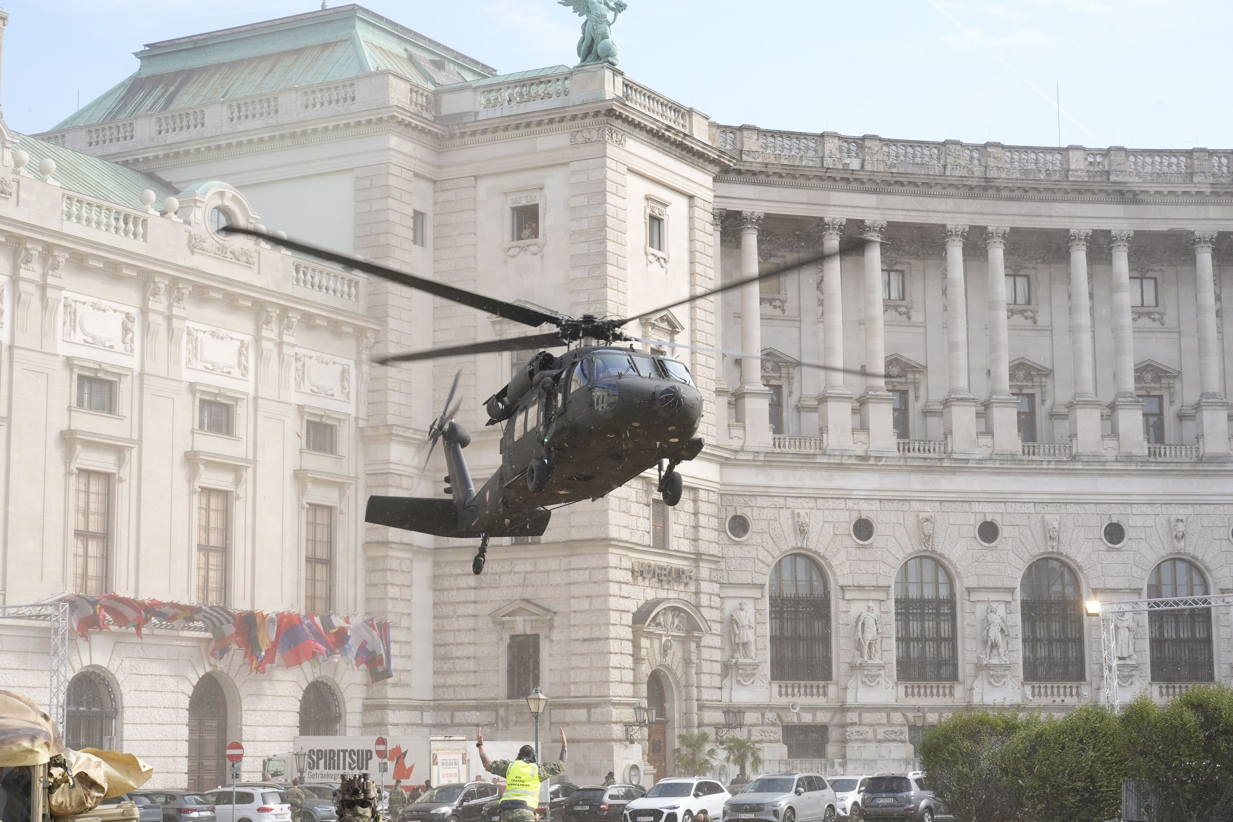 Der Black Hawk Hubschrauber im Landeanflug vor der Wiener Hofburg.