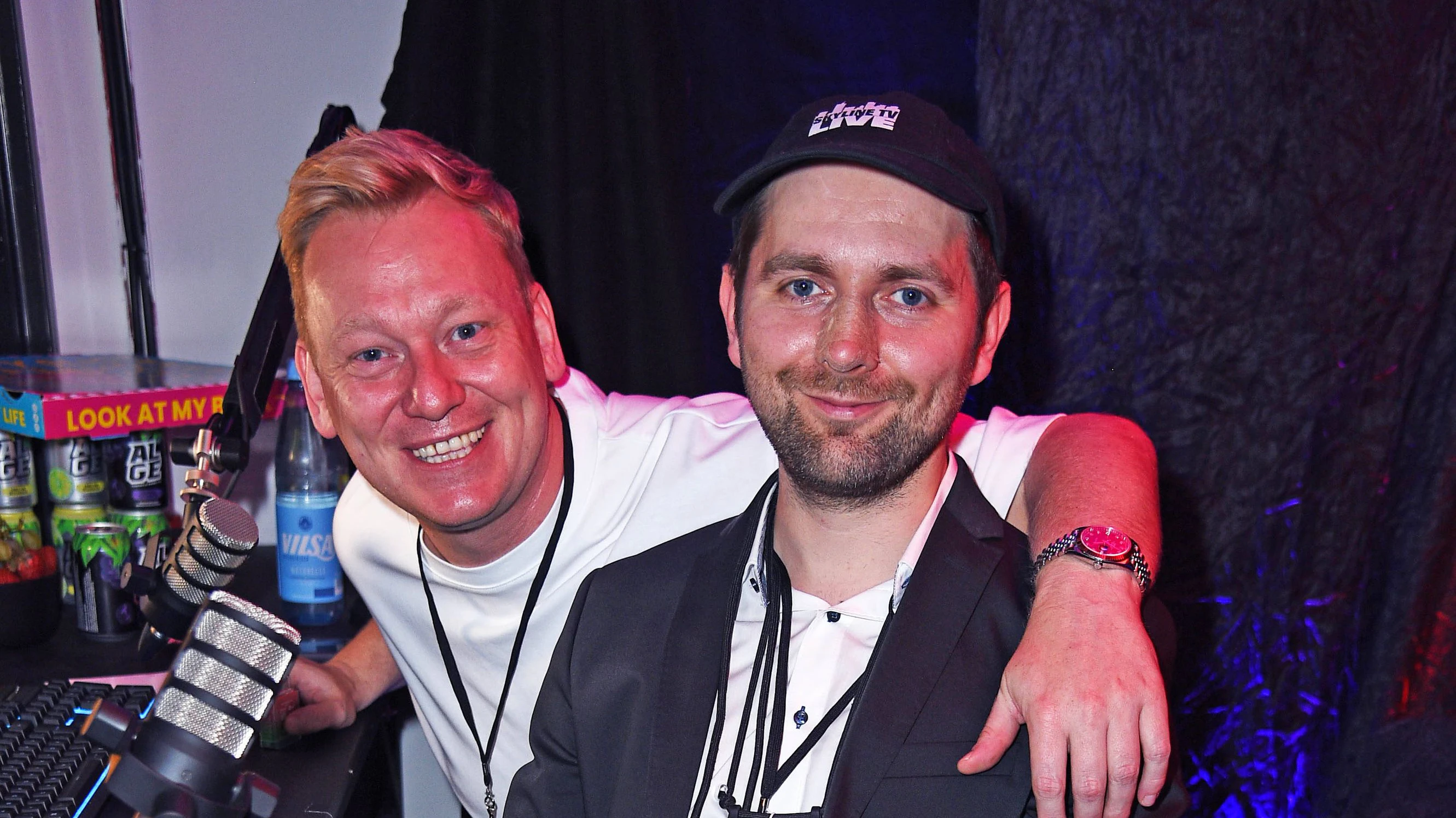 Jens "Knossi" Knossalla und Adam Wolke bei den "9:16 AWARDS" im Deutschen Schauspielhaus in Hamburg.