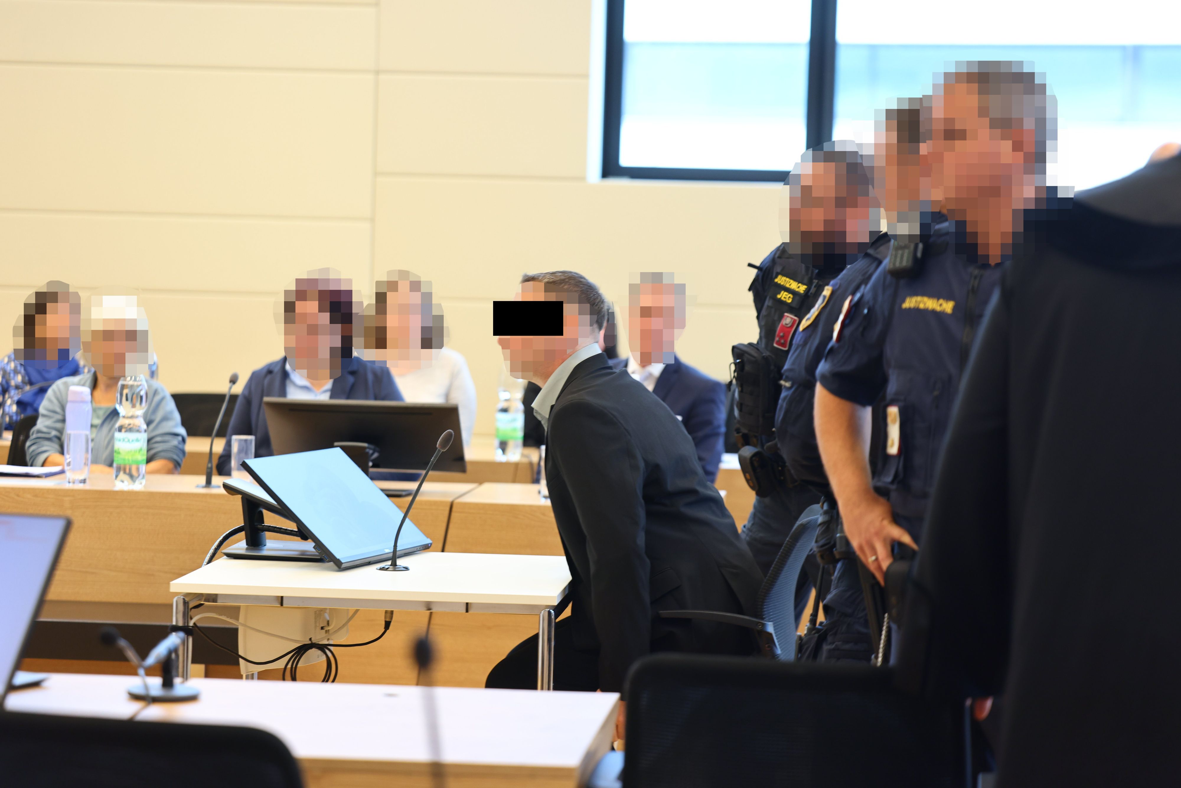 Der Angeklagte vor Prozessstart am Landesgericht Korneuburg